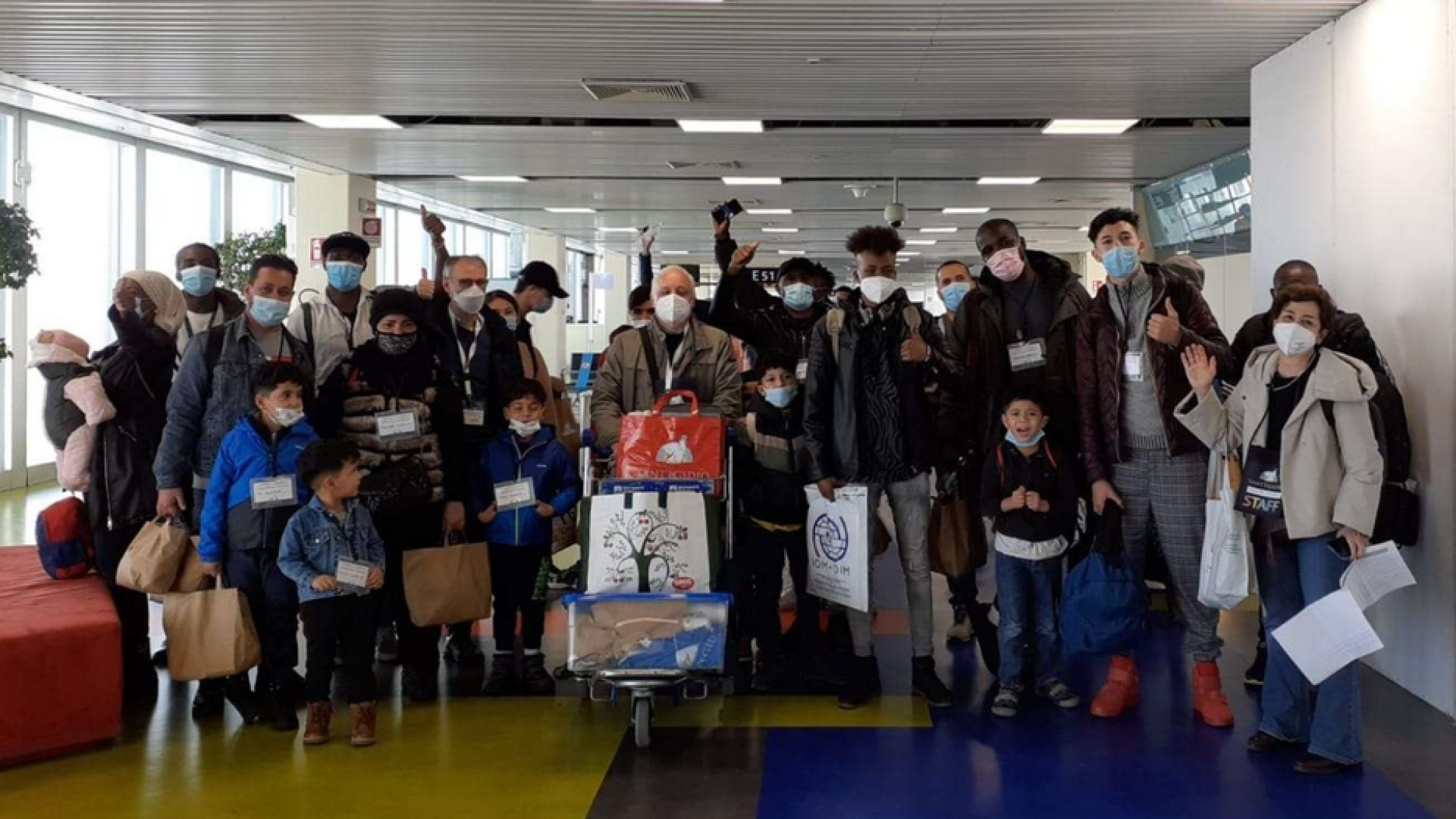 Immagine di Arrivati a Fiumicino 27 profughi da Lesbo
