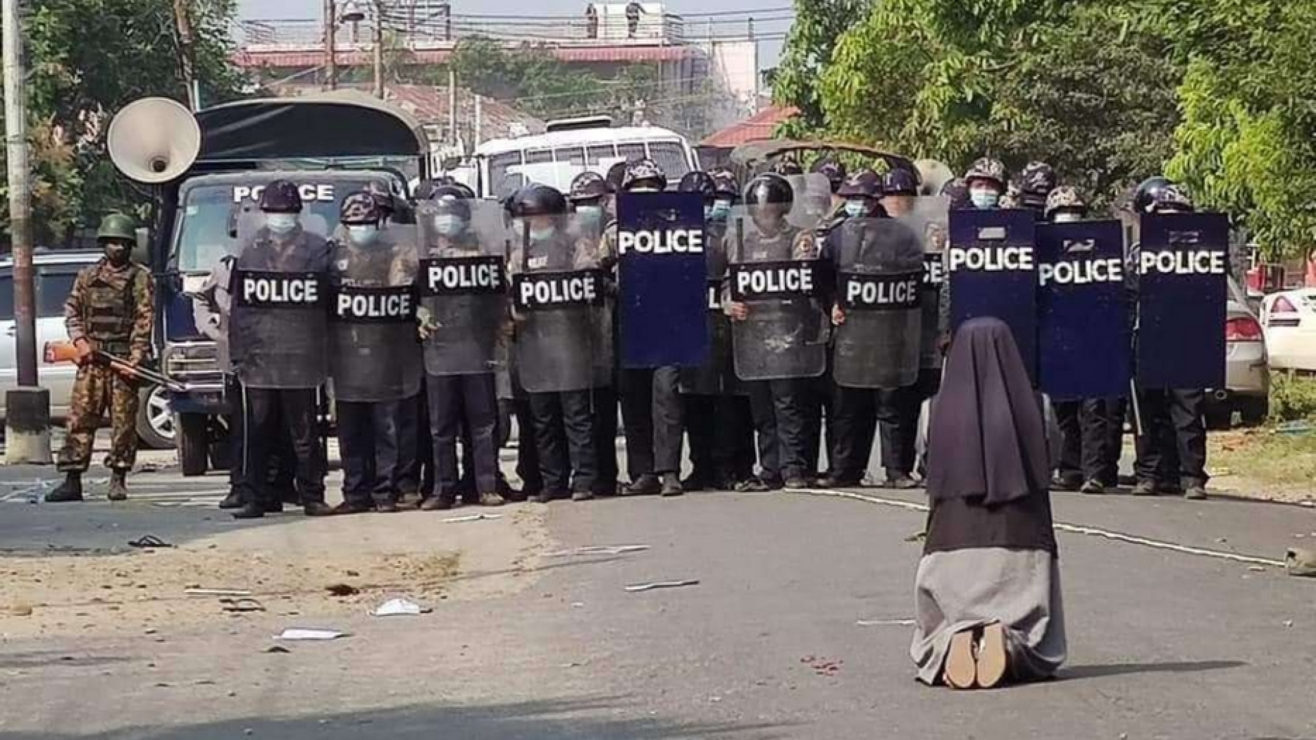 Immagine di Suu Kyi riappare in video. La foto-icona della suora davanti alla polizia