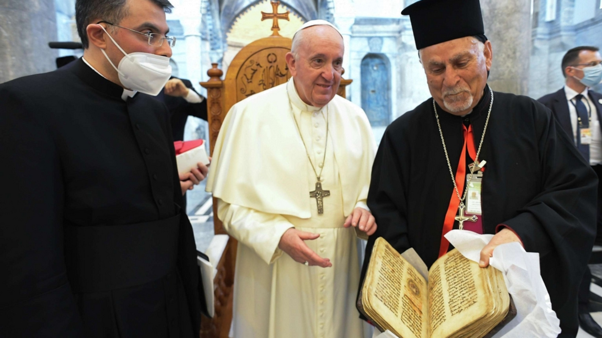 Immagine di Il Papa riporta a Qaraqosh il libro sacro salvato dall'odio del Daesh