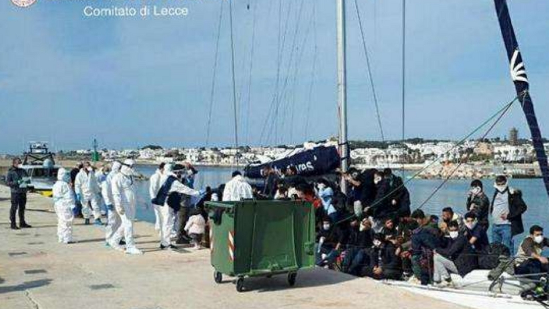Immagine di La barca a vela dei 112 migranti. Ma è "giallo" sulla nave madre
