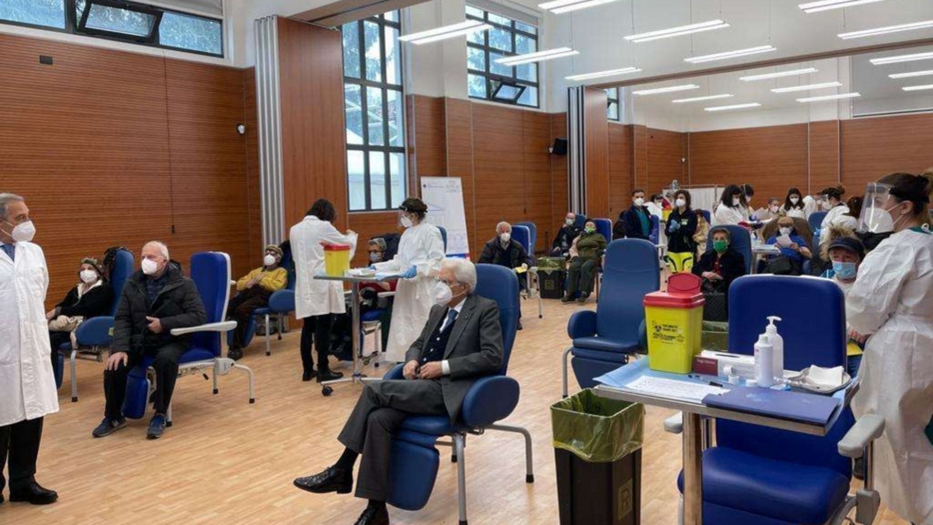 Immagine di Mattarella vaccinato. Johnson&Johnson alla Ue: dubbi sulle dosi, poi rassicura