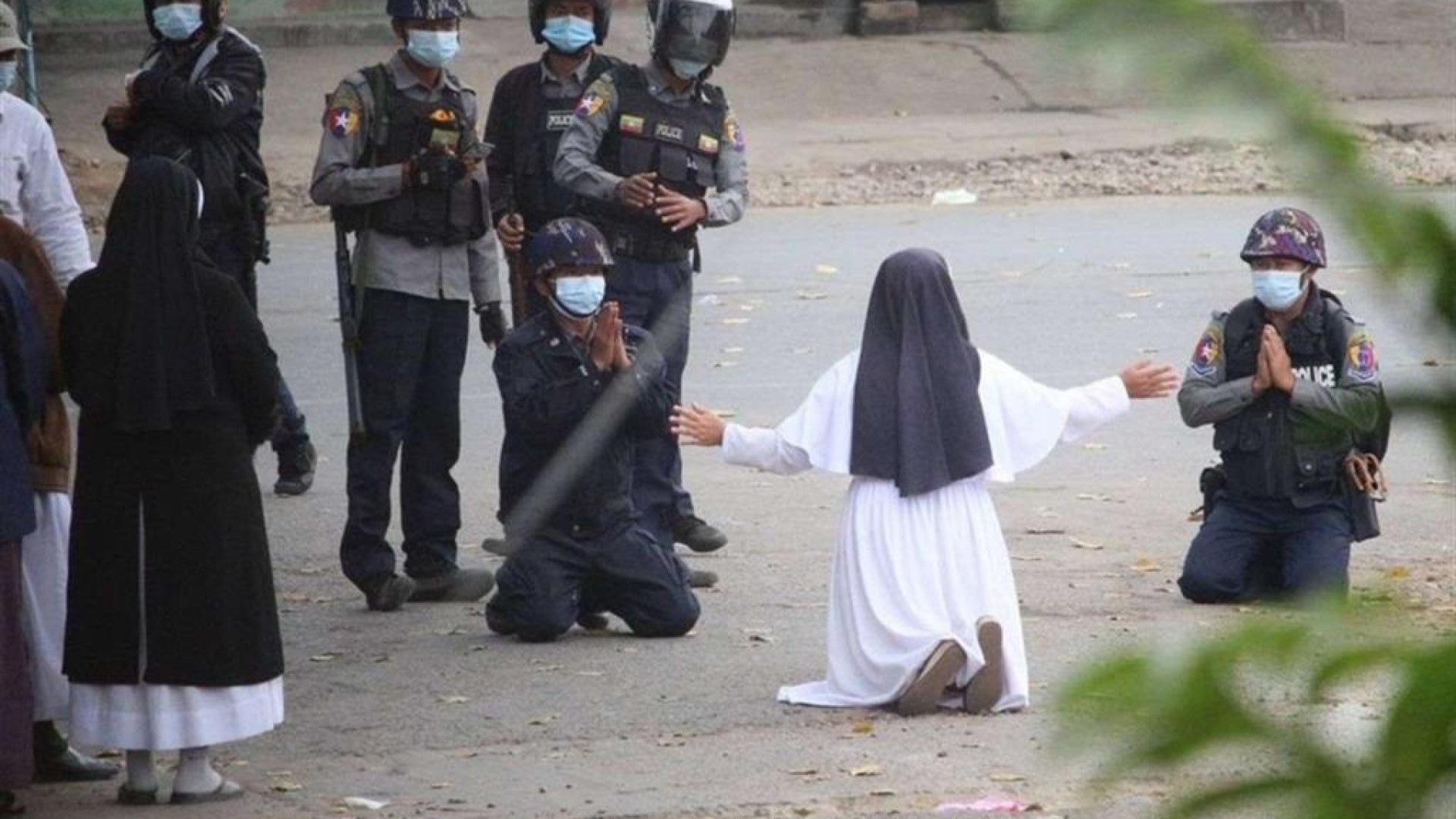 Immagine di Il Papa: mi inginocchio sulle strade del Myanmar e dico cessi la violenza