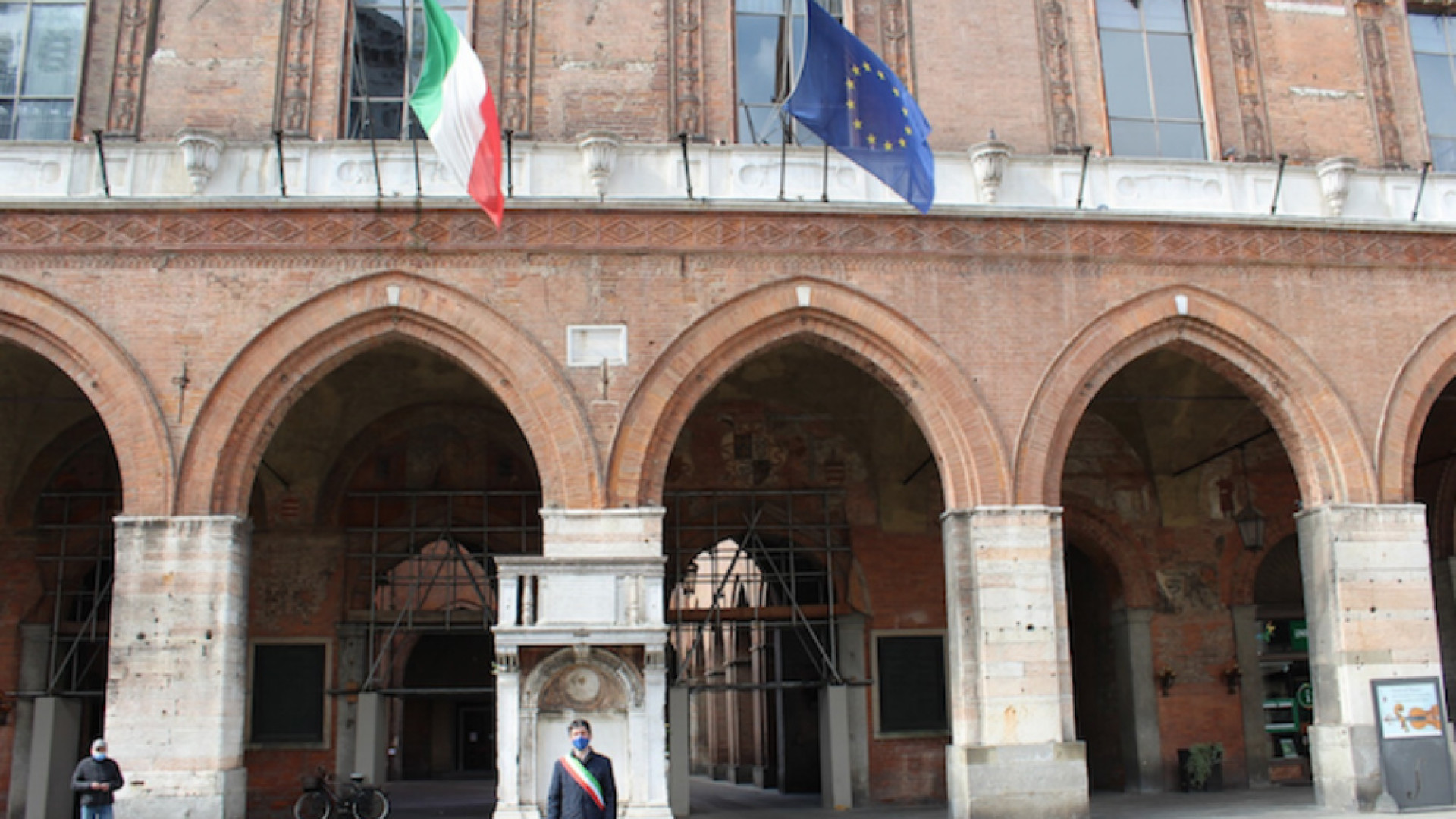 Immagine di Vittime della pandemia, bandiere a mezz'asta sul Palazzo del Comune e un minuto di silenzio