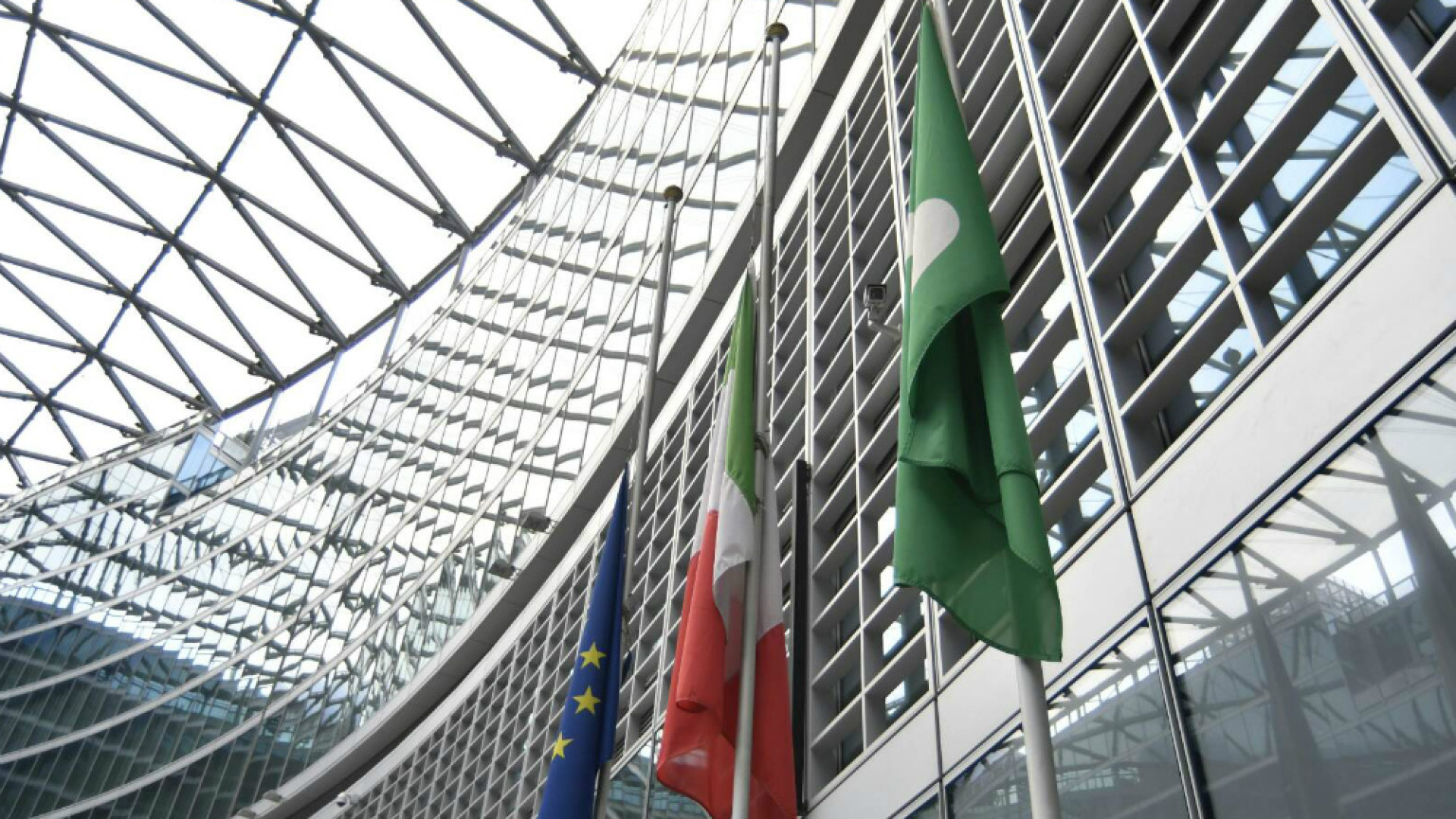 Immagine di ‘Giornata nazionale per le vittime del Covid’, bandiere a mezz'asta in Lombardia