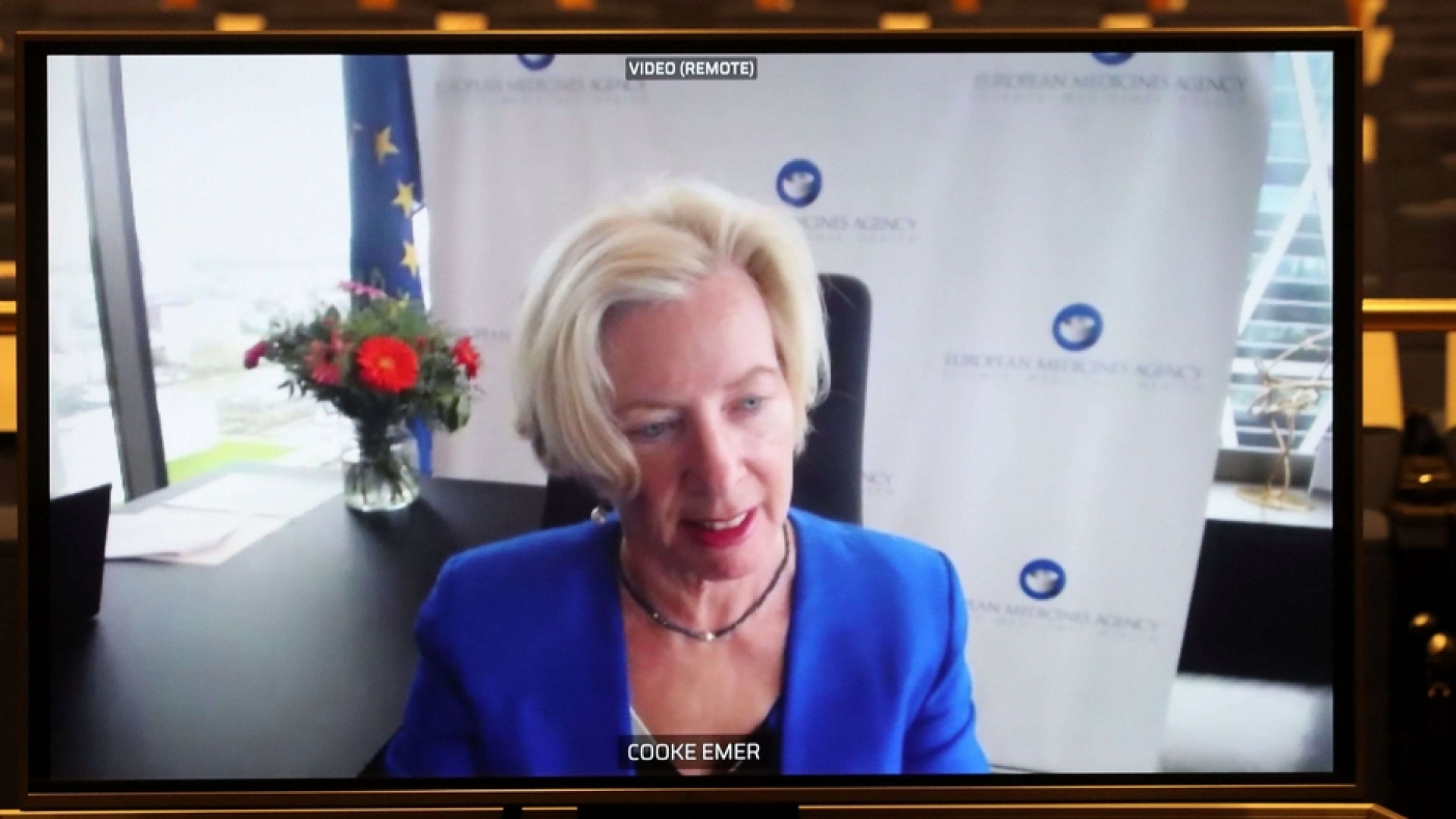 Immagine di AstraZeneca, oggi le risposte dell'Ema. Draghi e Macron: pronti a ripartire