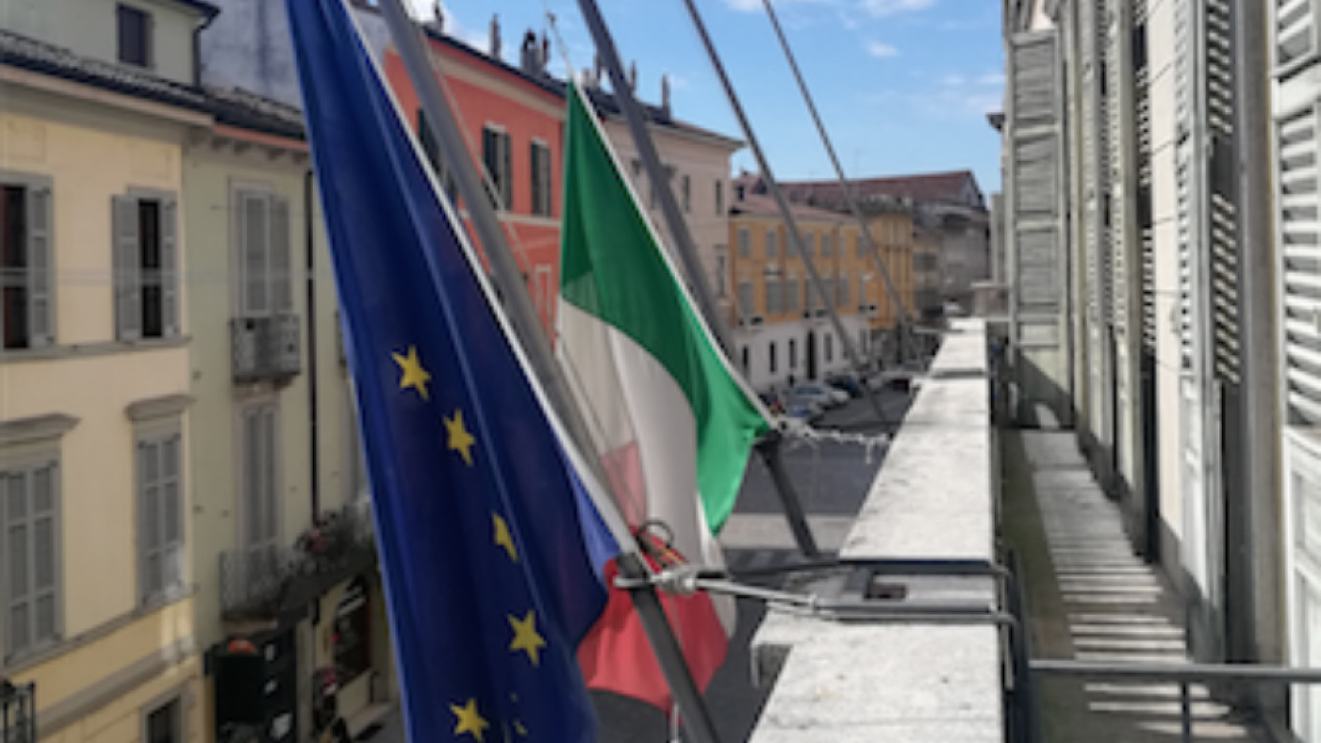 Immagine di Vittime della pandemia: bandiere a mezz'asta sul Palazzo della Provincia e un minuto di silenzio