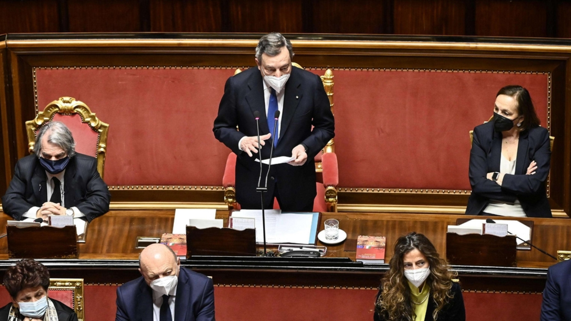 Immagine di Draghi in Parlamento: correre sui vaccini, prime riaperture dopo Pasqua