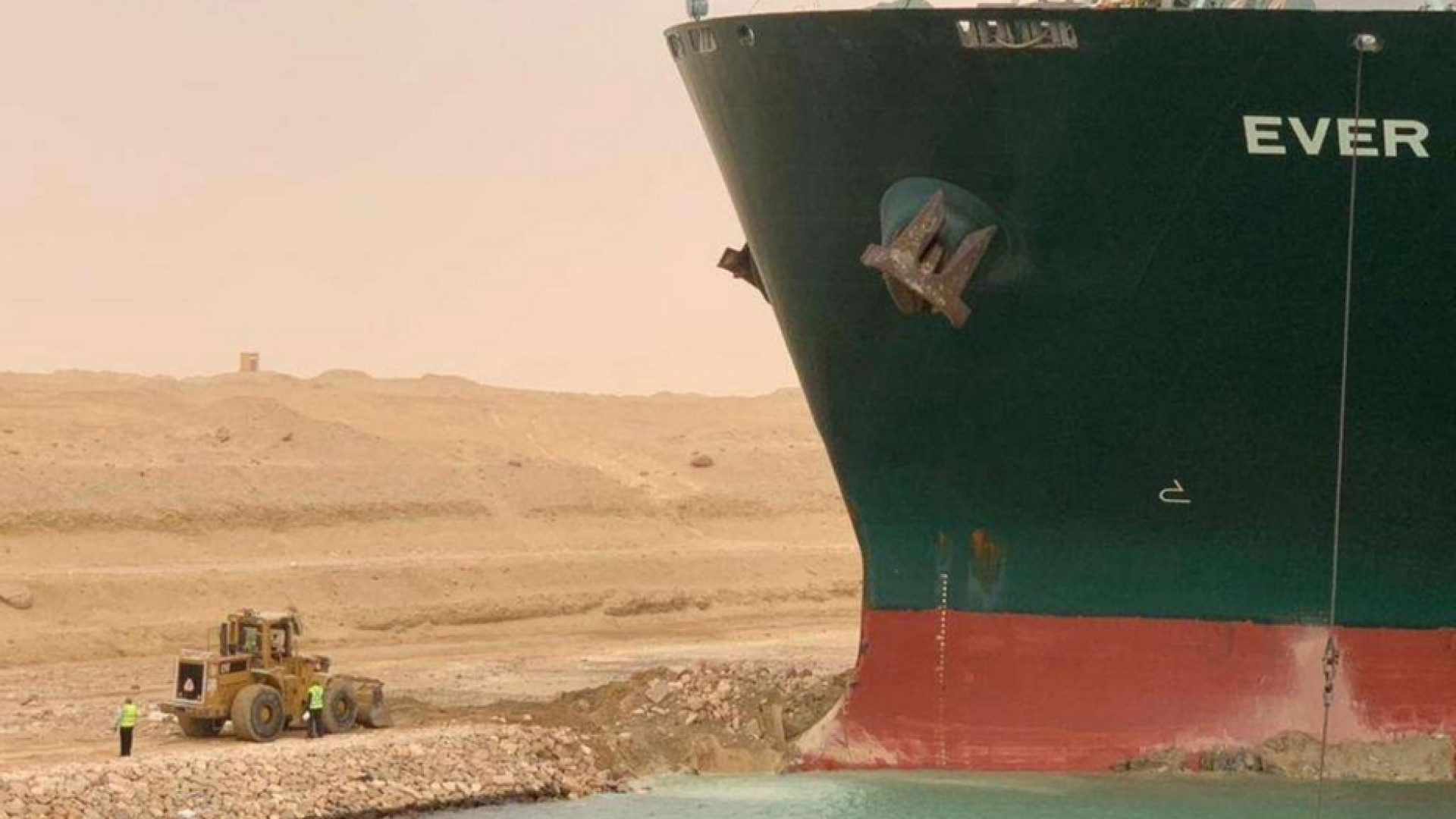 Immagine di Suez ancora bloccato dalla nave cargo. «9,6 miliardi di danni al giorno»
