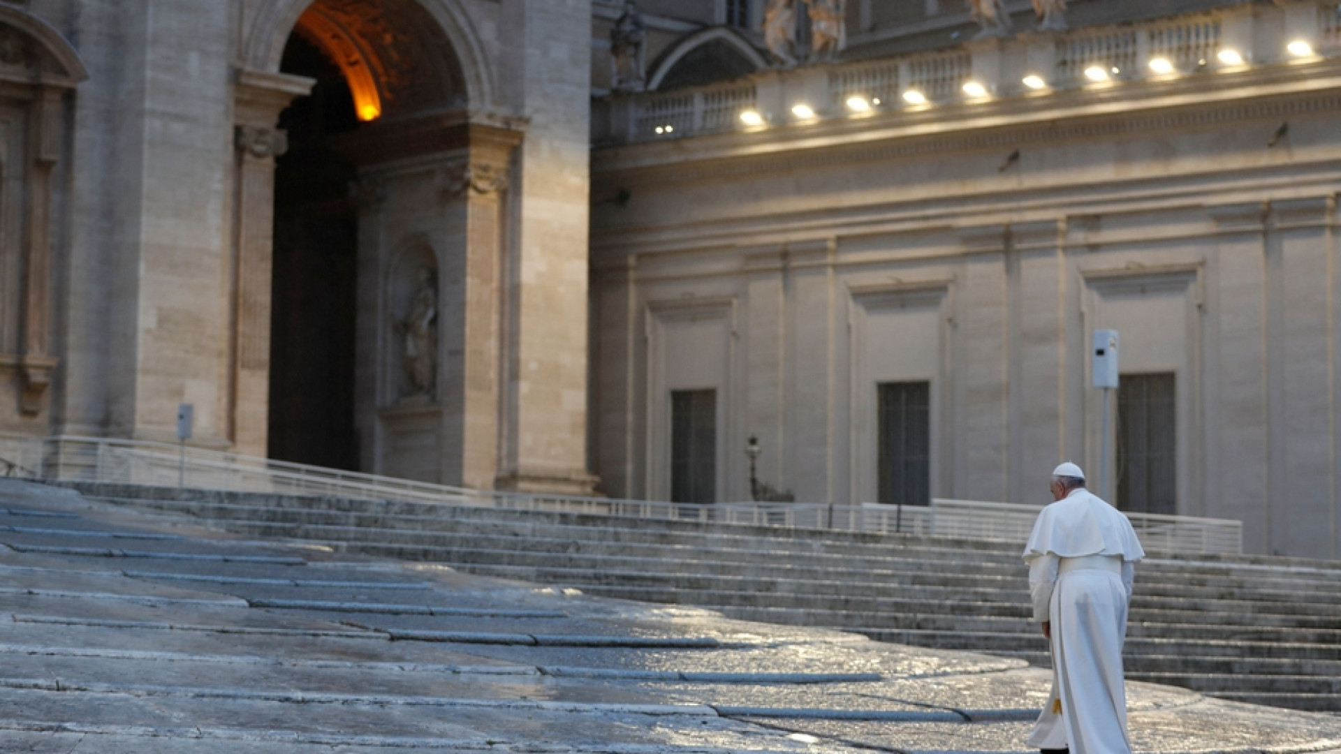Immagine di Un anno fa la storica preghiera del Papa per il mondo colpito dalla pandemia