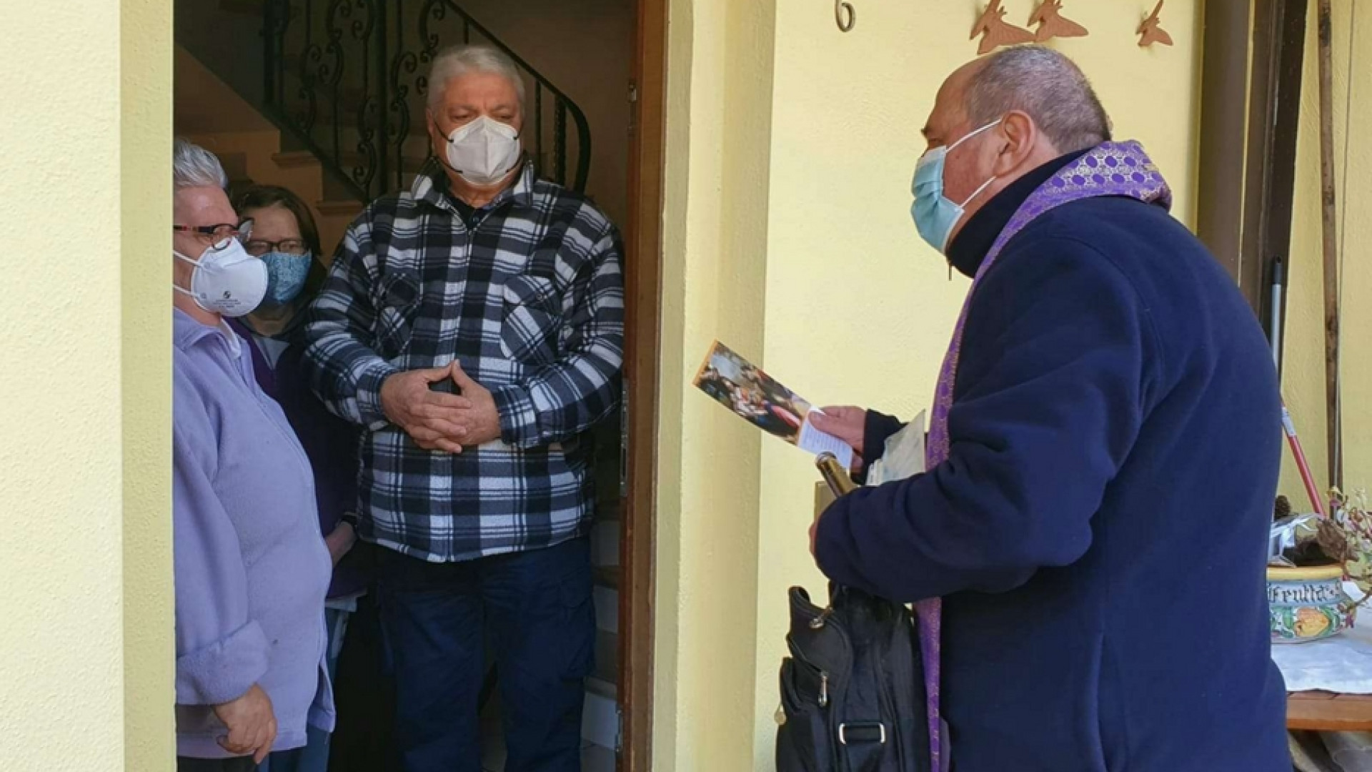 Immagine di La benedizione delle famiglie? La creatività «batte» il coronavirus