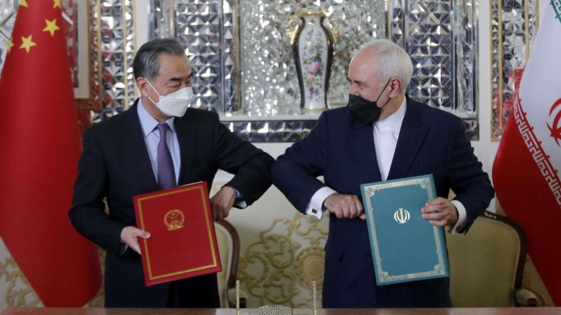 Immagine di Iran e Cina a braccetto: petrolio in cambio di investimenti