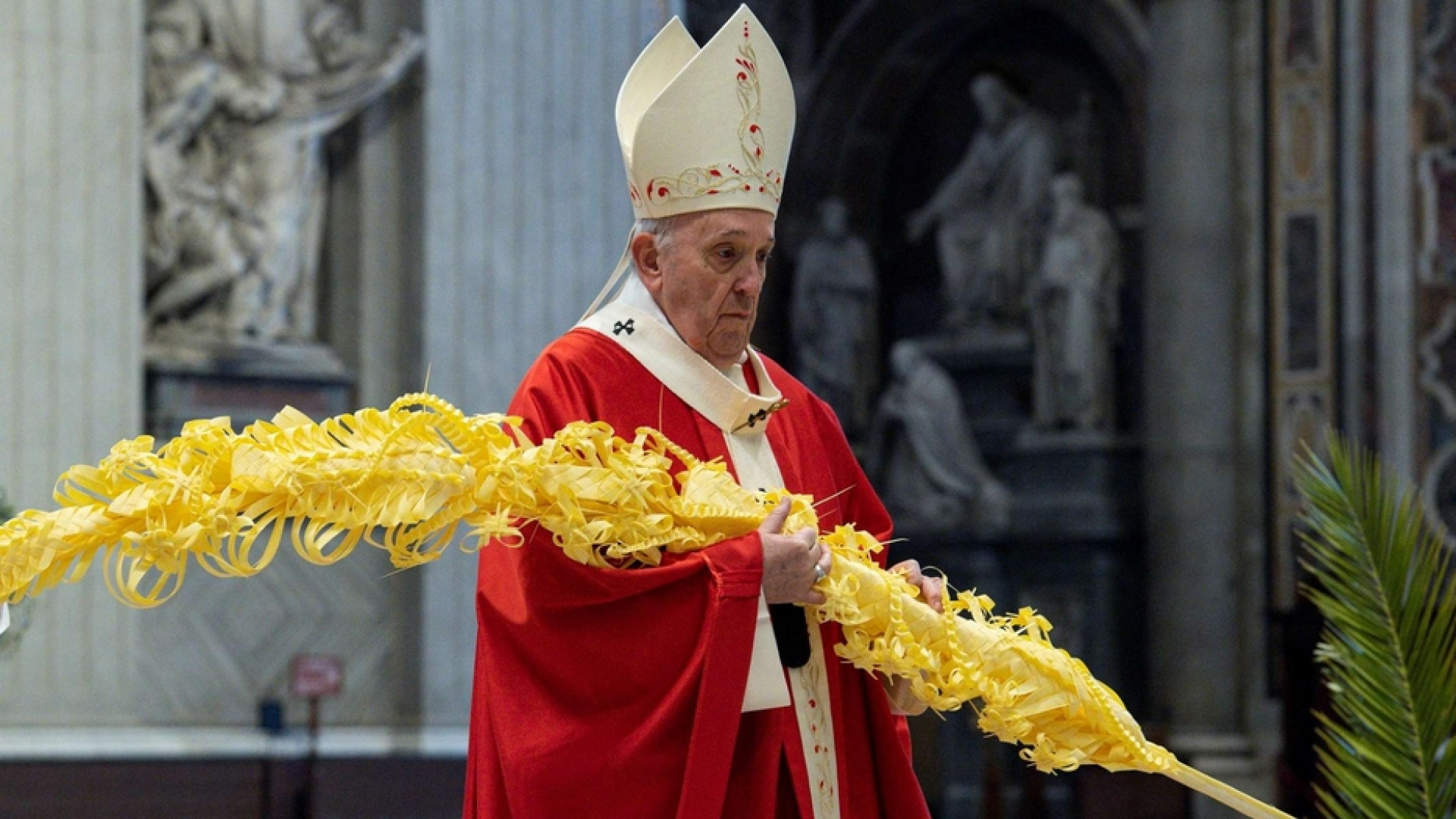 Immagine di Il Papa: stupirsi di fronte a Gesù che trionfa sulla croce