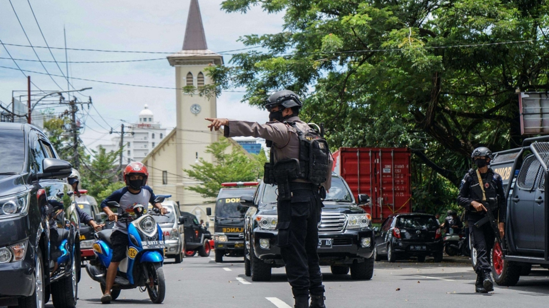 Immagine di Kamikaze davanti alla cattedrale: perché i cattolici sono nel mirino