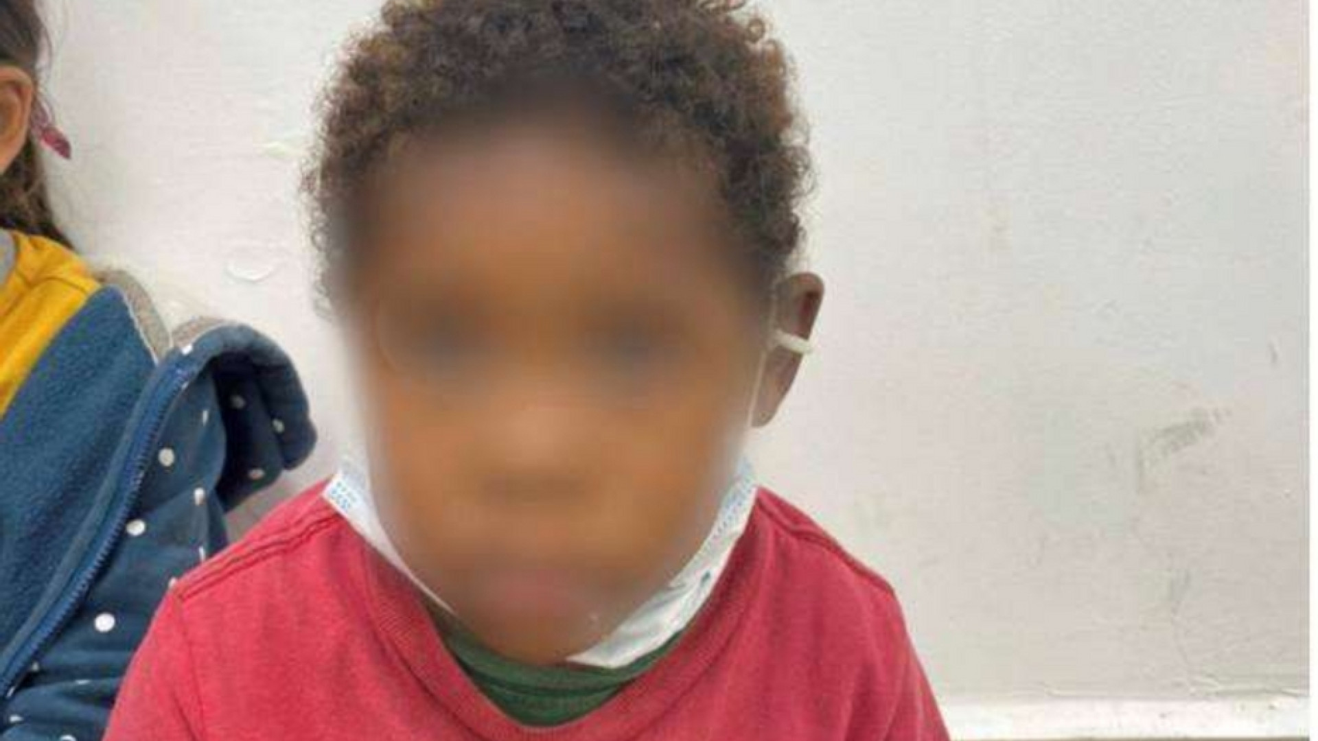 Immagine di Bambino di 4 anni vaga da solo al confine messicano