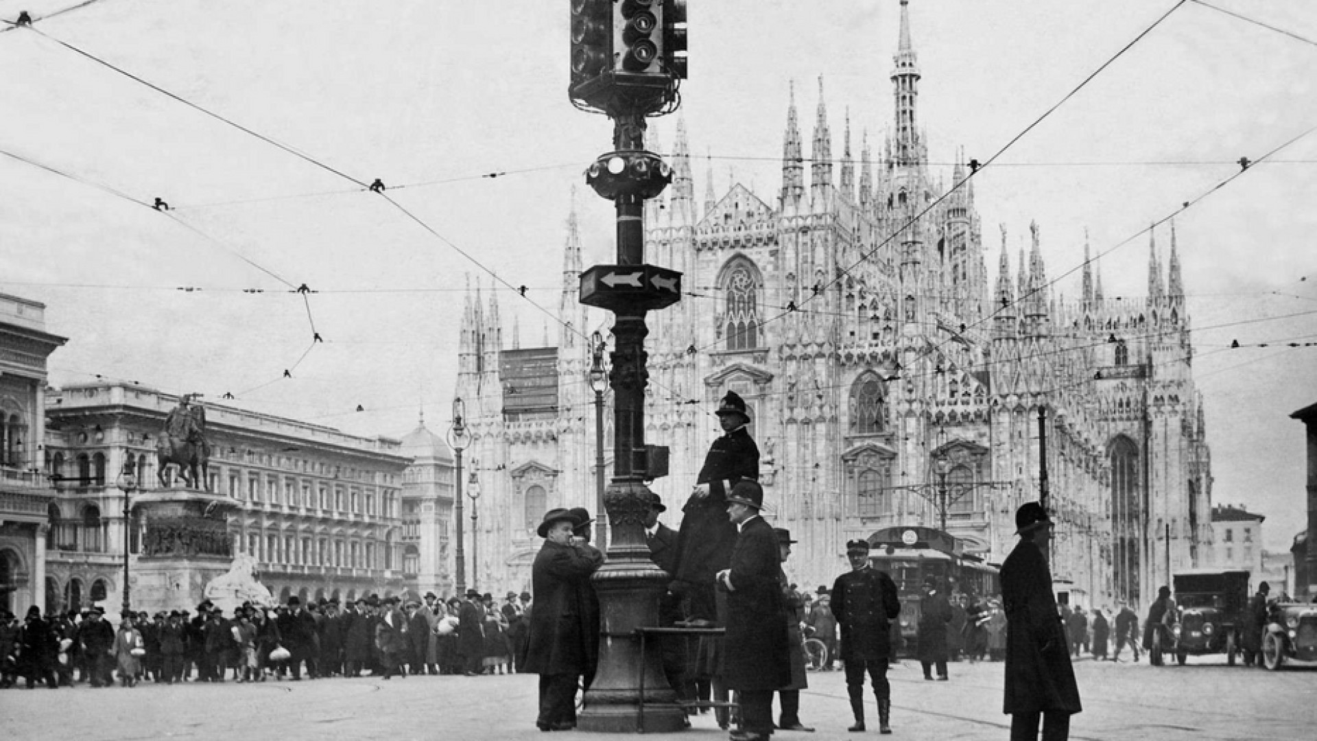 Immagine di Ecco a Milano il primo semaforo in Italia: a 4 colori e complicato
