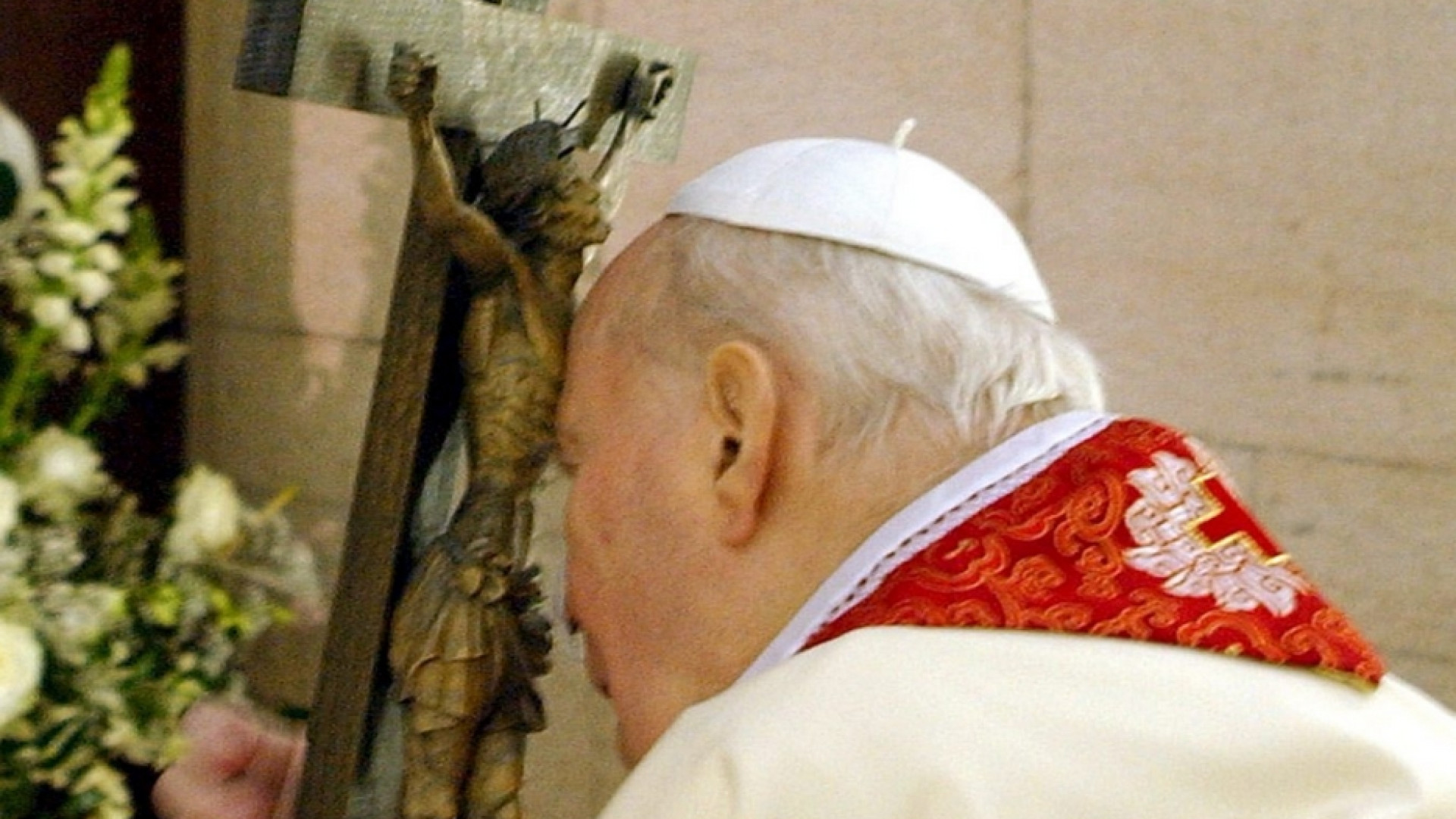 Immagine di Papa Wojtyla, i segni della croce e la coincidenza del Venerdì Santo