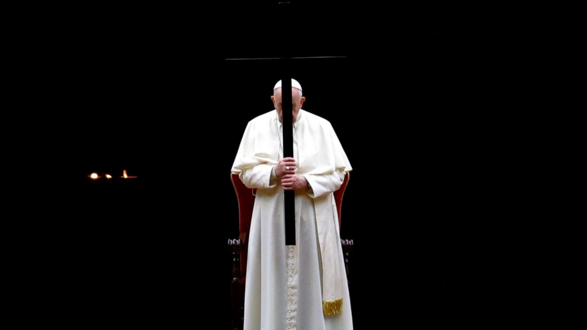 Immagine di L'abbraccio di papa Francesco ai bambini della via Crucis