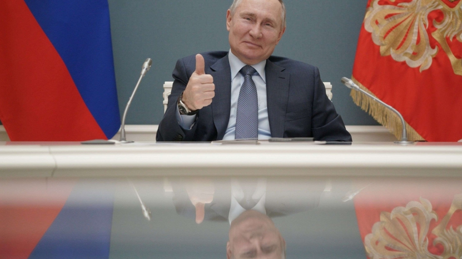 Immagine di Putin firma la legge che gli consente altri 2 mandati fino al 2036