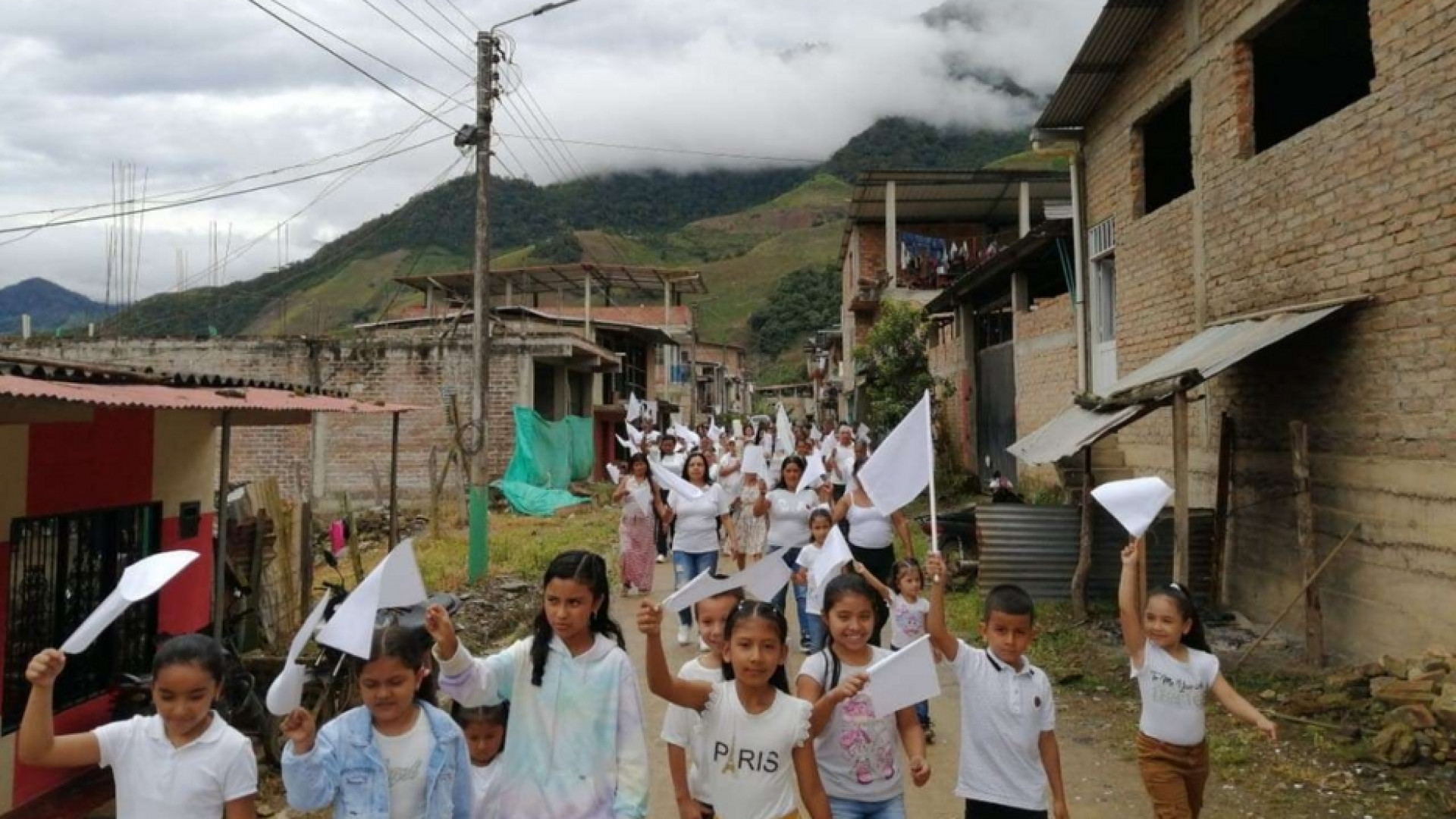 Immagine di Ostaggio di un «doppio virus», le montagne della Colombia si tingono di bianco