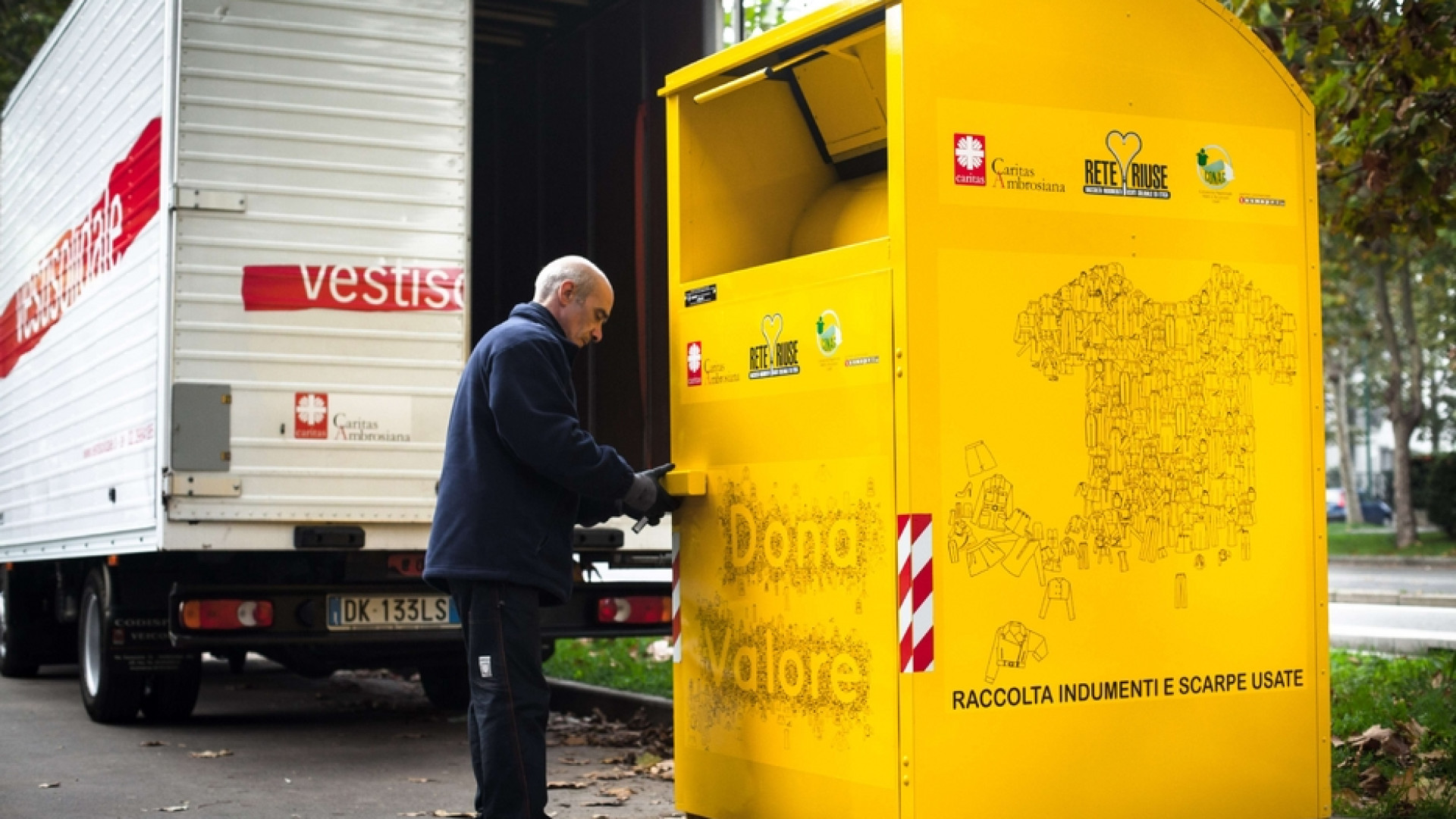 Immagine di Viaggio nel centro di smistamento abiti usati della Caritas Ambrosiana