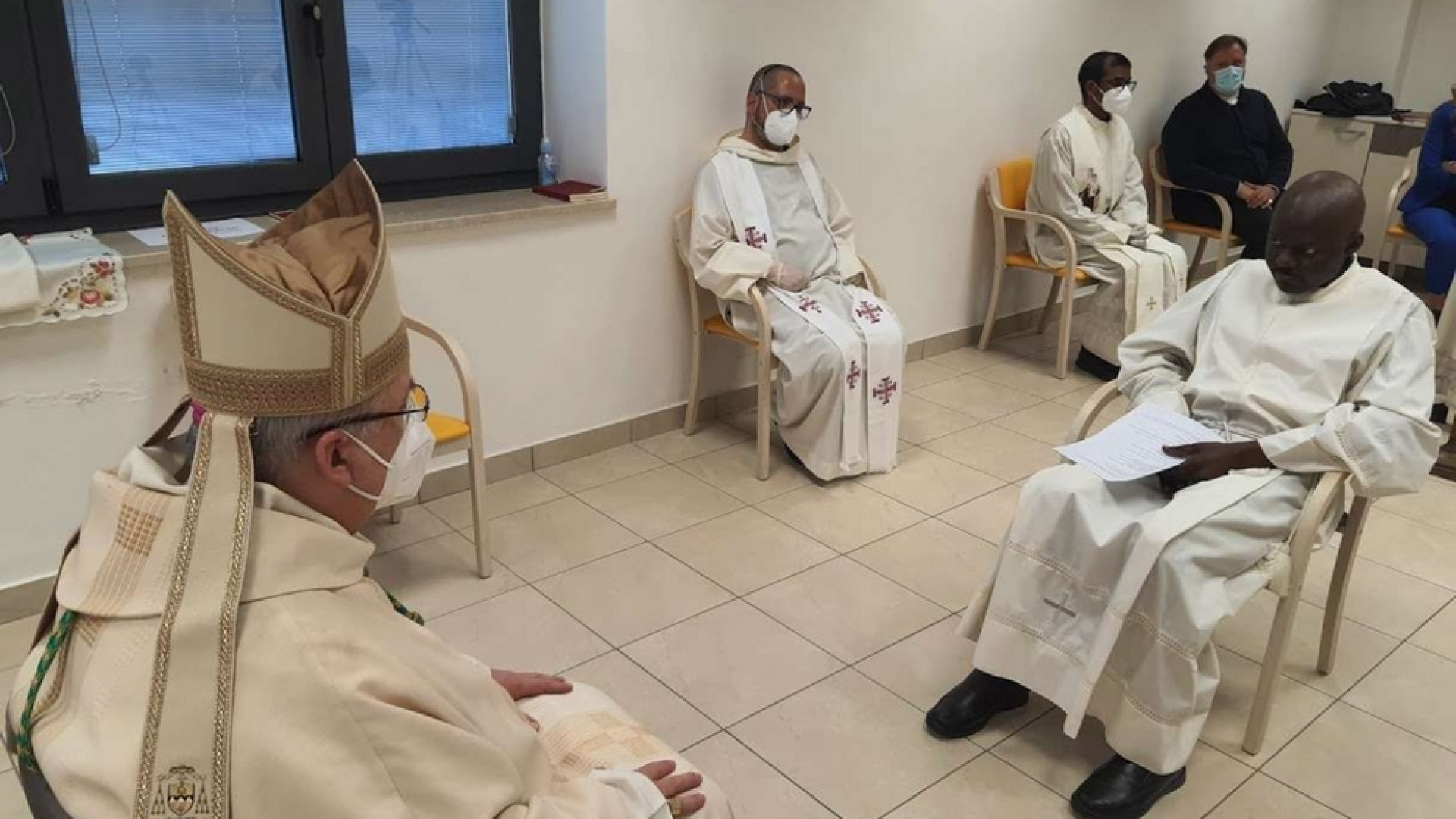 Immagine di Padre Livinius ordinato sacerdote nell'hospice dove combatte la leucemia