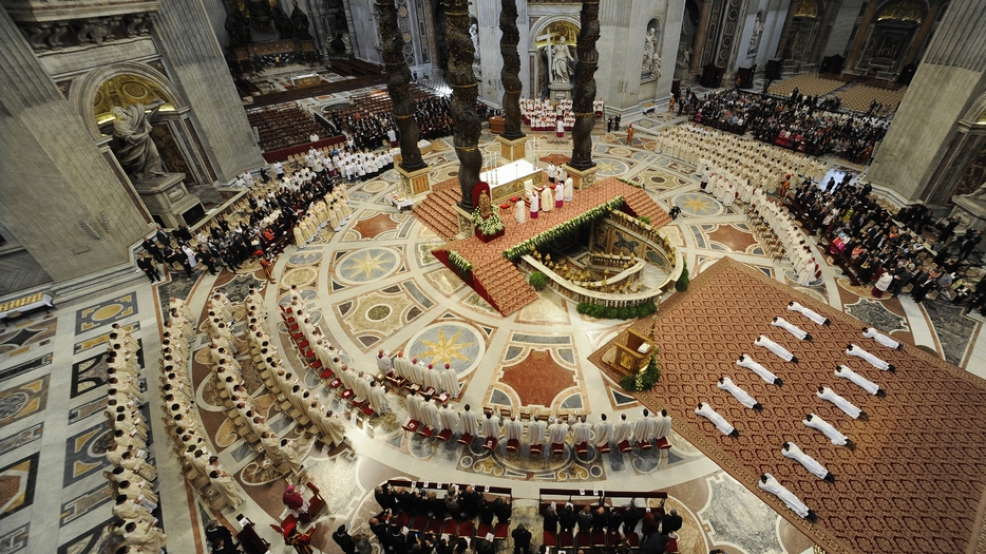 Immagine di Francesco ordina nove sacerdoti