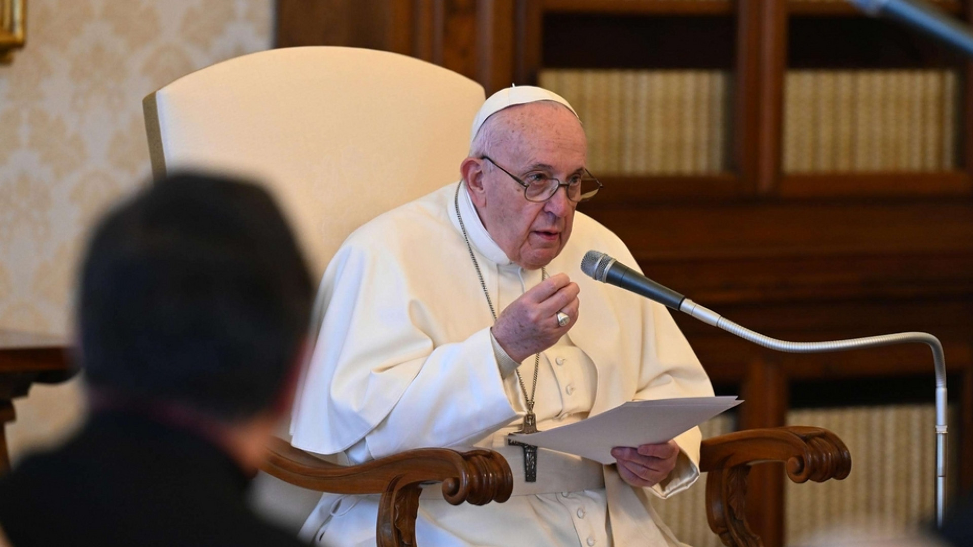 Immagine di Papa: avere l'umiltà degli anziani che ripetono preghiere apprese da piccoli