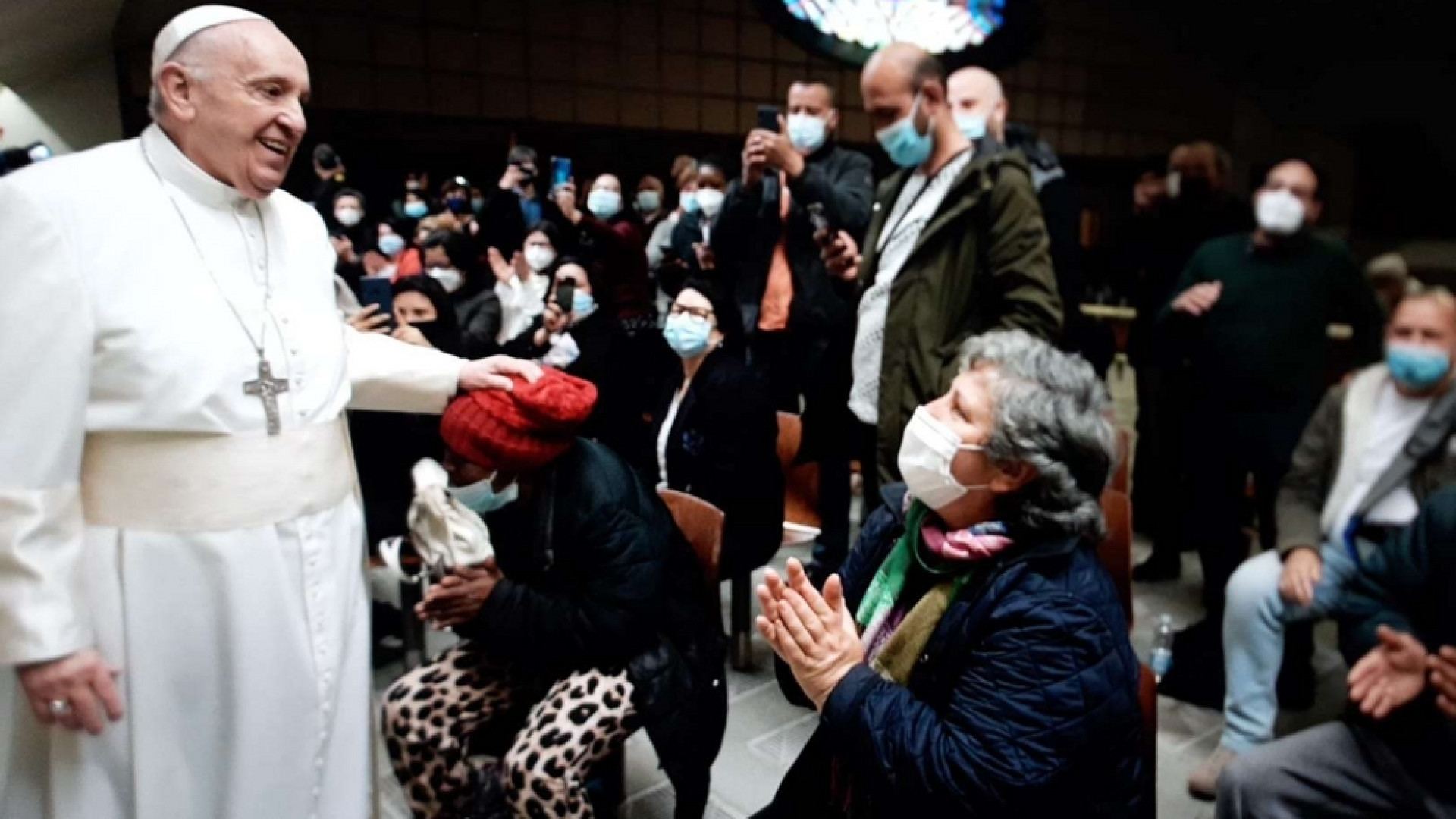 Immagine di San Giorgio: il Papa festeggia l'onomastico con i poveri (che si vaccinano)