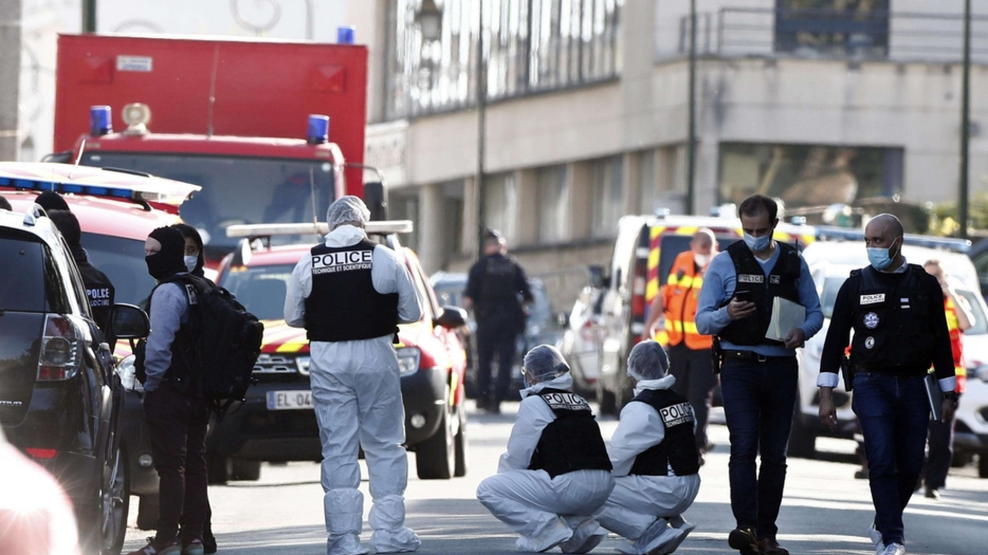 Immagine di Francia, grida «Allah akbar» e taglia la gola a una poliziotta