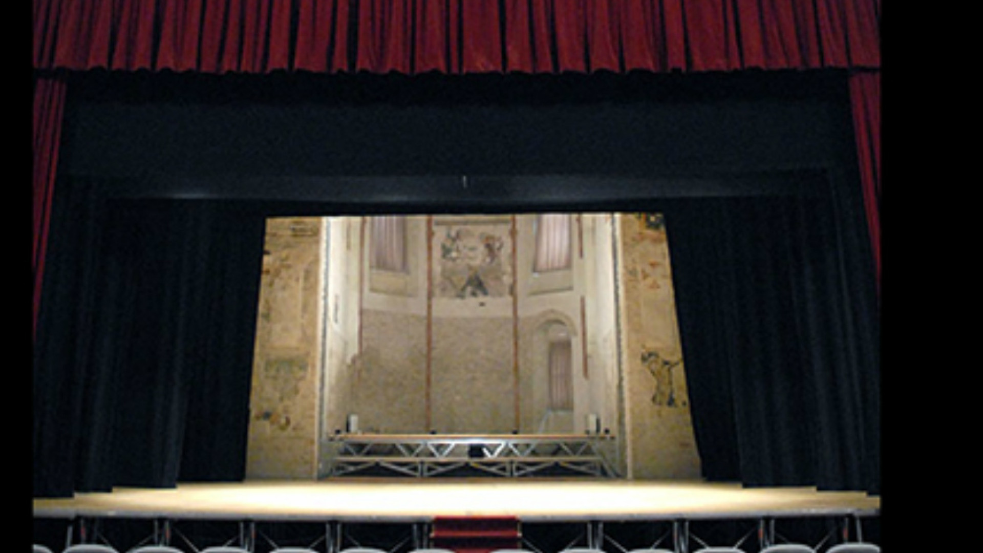 Immagine di Si torna in scena tra palco e città