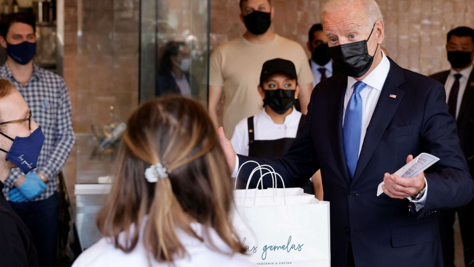 Immagine di Biden: «Sì alla sospensione dei brevetti». Ue: pronti a discutere la deroga