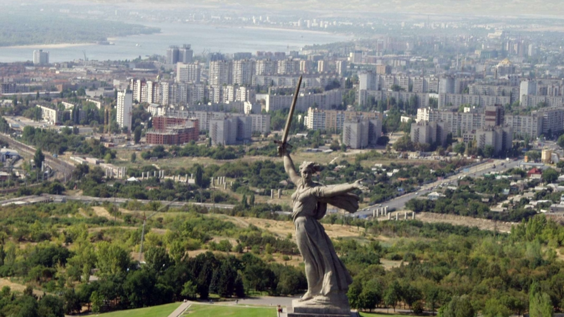 Immagine di Vittime o eroi, memoria o ideologia: quando il monumento ci incatena alla storia