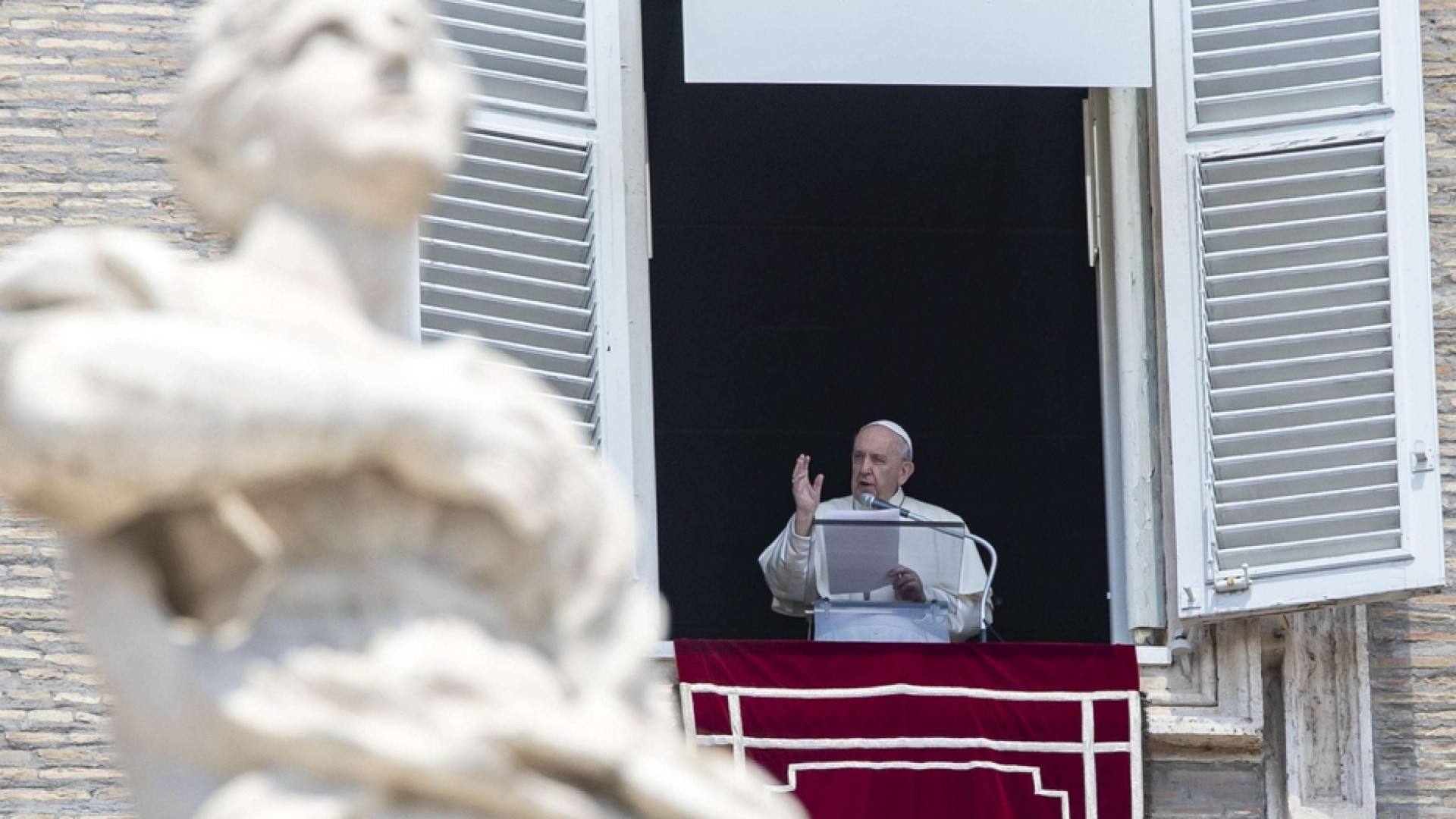 Immagine di Papa Francesco: la strage delle studentesse a Kabul, azione disumana