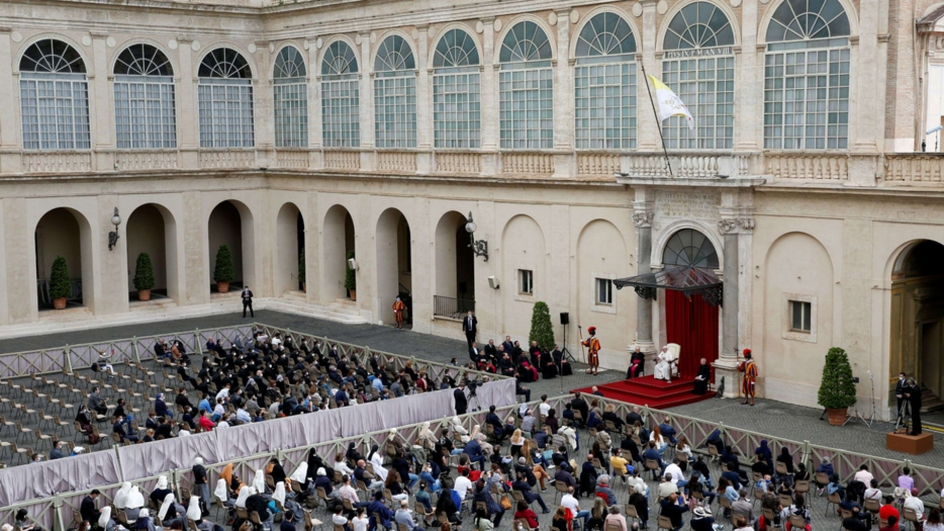 Immagine di Il Papa ricorda l'attentato a Wojtyla. "Preghiamo la Madonna di Fatima"