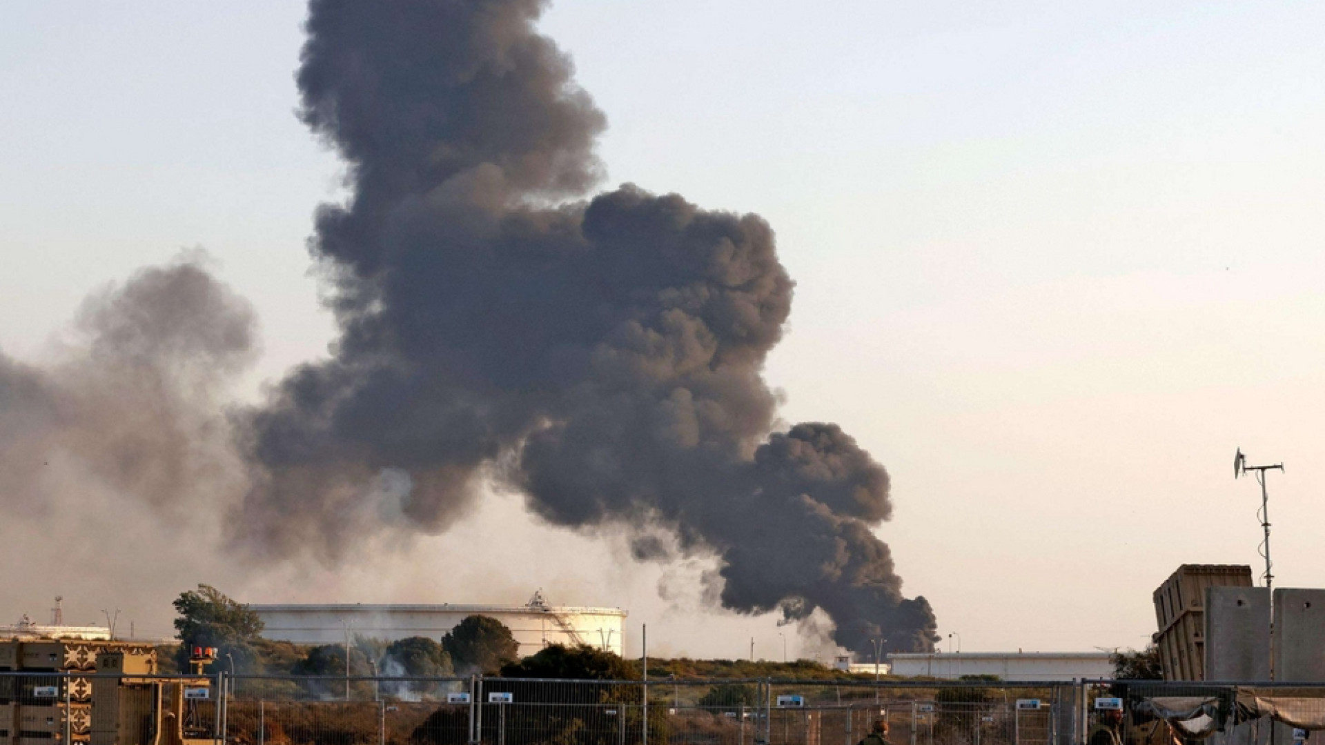 Immagine di Razzi anche su Tel Aviv, raid contro Gaza. Ormai è guerra