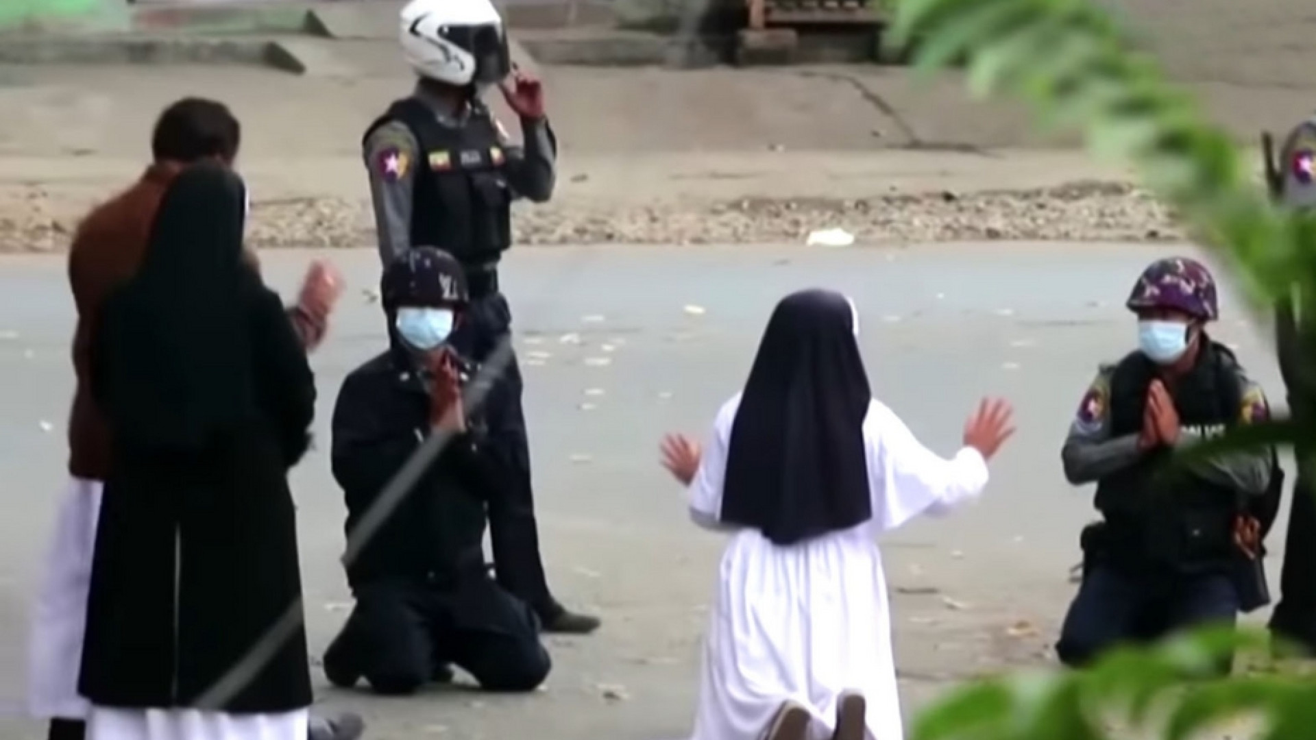 Immagine di M'inginocchio al mondo per la mia gente di Myanmar