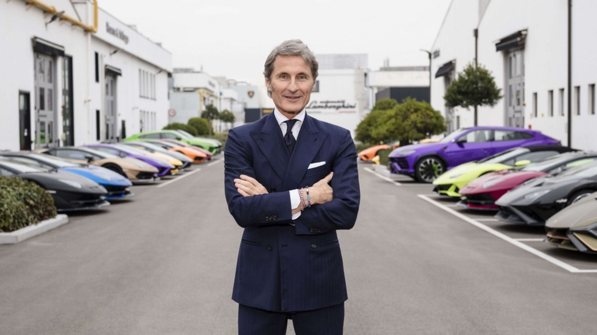 Immagine di Lamborghini, la svolta elettrificata costa 1,5 miliardi
