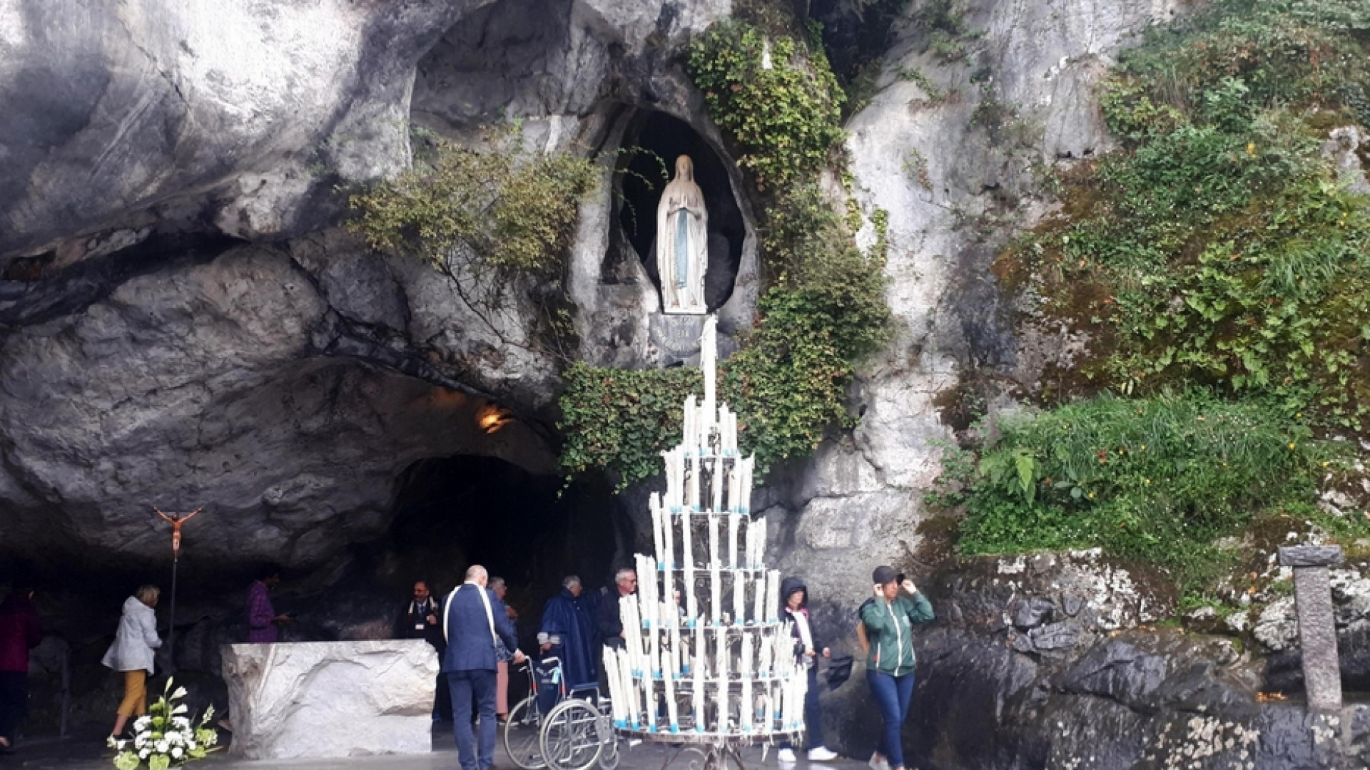 Immagine di Lourdes prega per la fine della pandemia