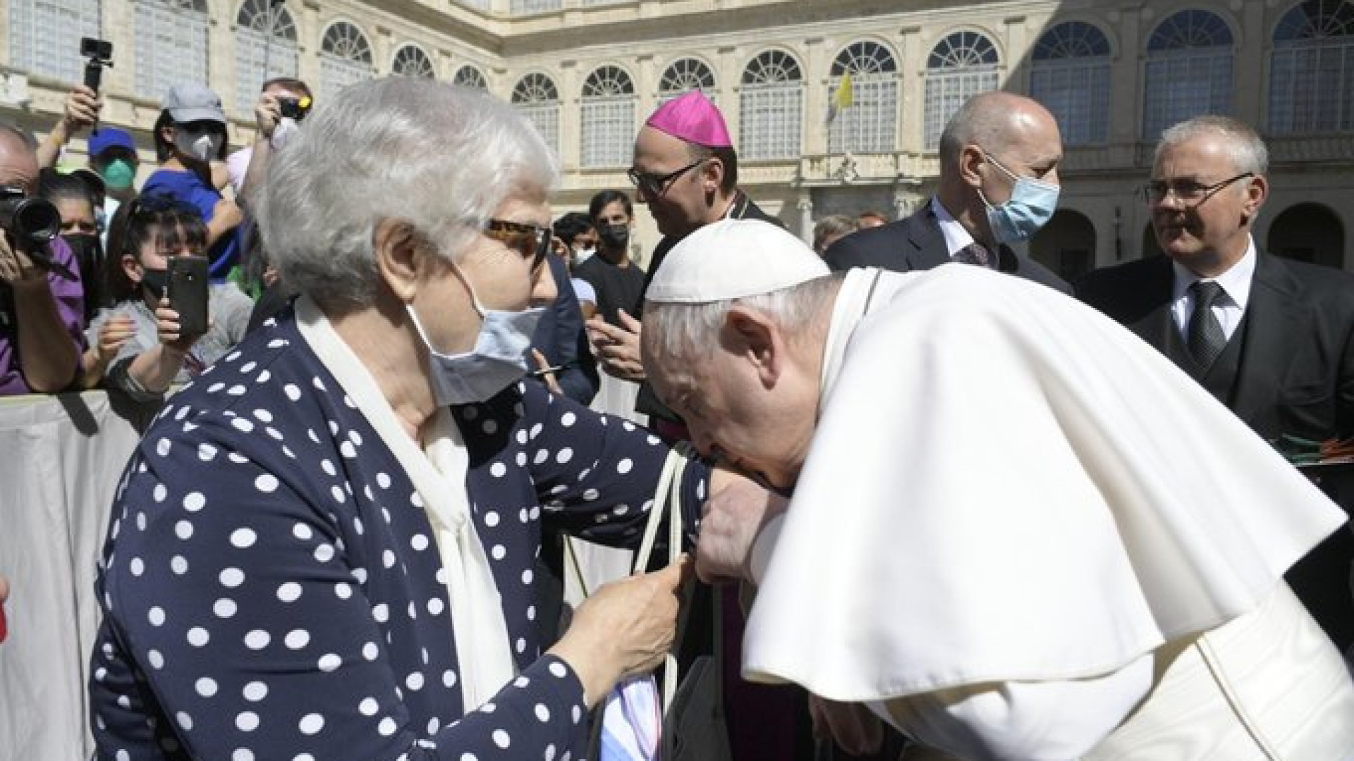 Immagine di Il Papa bacia il "marchio" della deportata ad Auschwitz