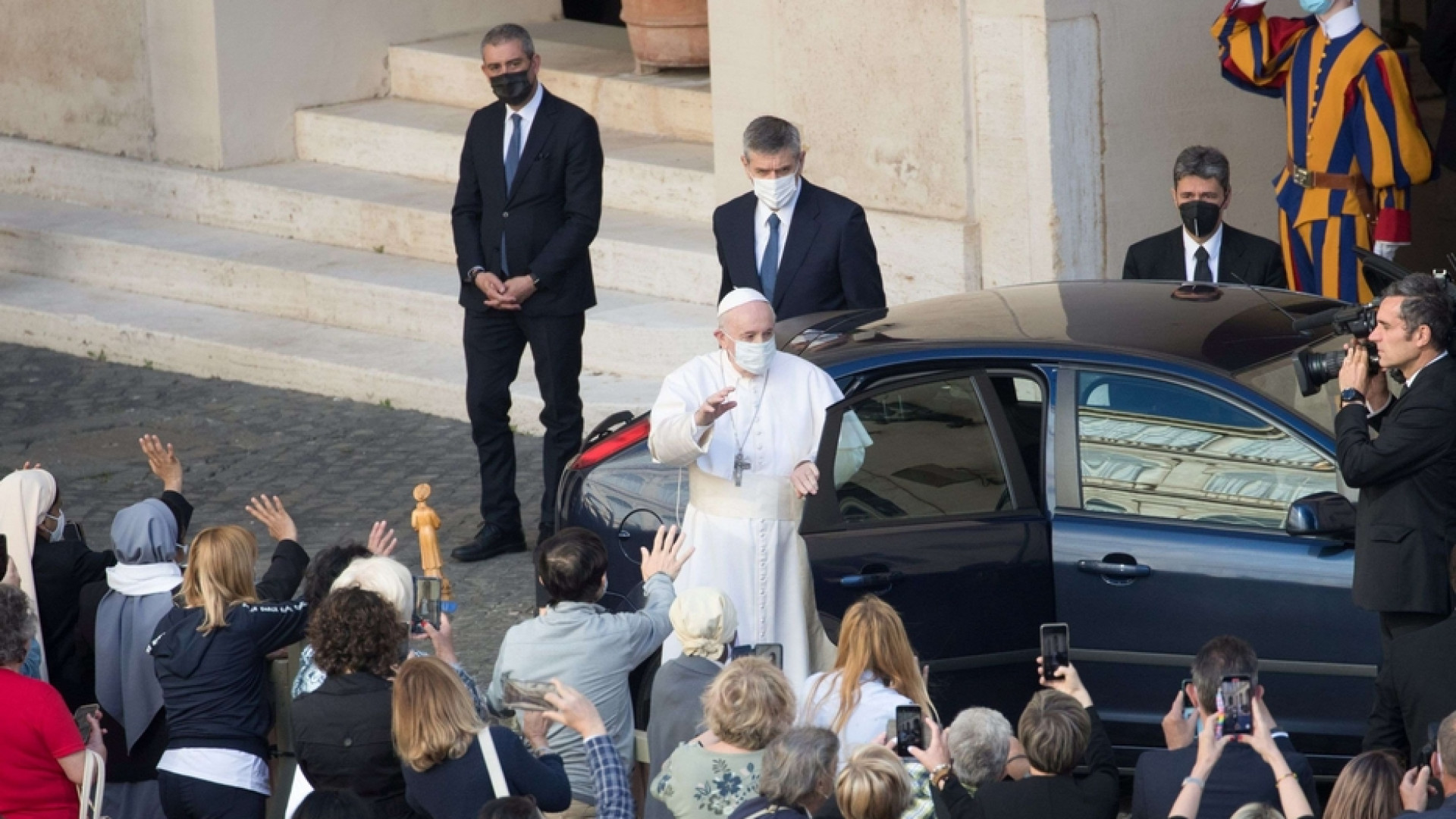 Immagine di Il Papa: «La preghiera non è una bacchetta magica, è un dialogo»
