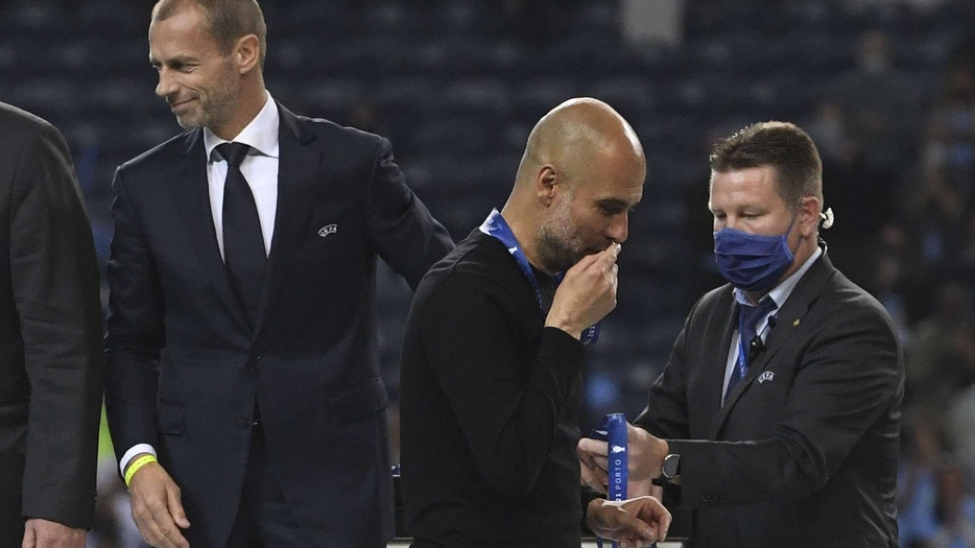 Immagine di Il Papa e il bacio di Guardiola: «Nella sconfitta può esserci una vittoria»