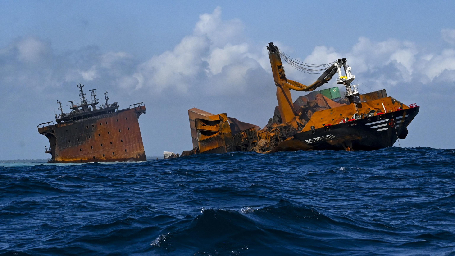 Immagine di Sri Lanka, affonda nave con tonnellate di prodotti chimici a bordo