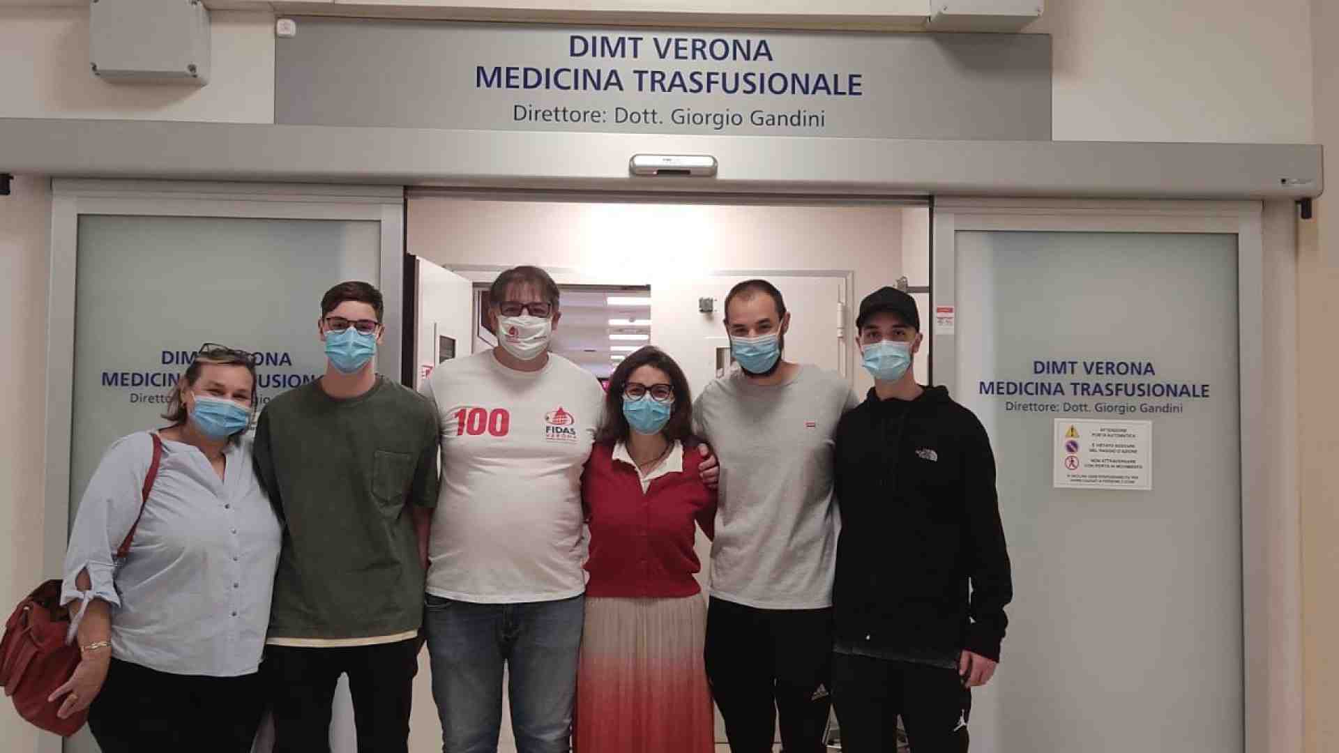 Immagine di Nicola e i suoi tre figli: tutti donatori di sangue