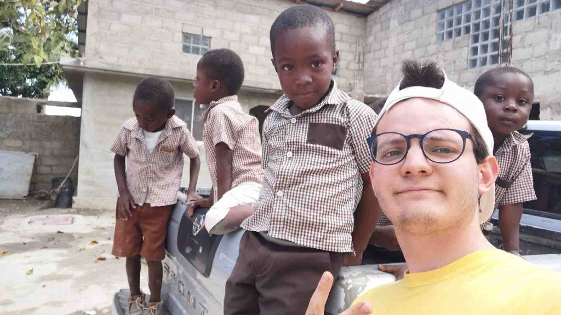 Immagine di Francesco, da Manerba ad Haiti tra la sofferenza degli ultimi