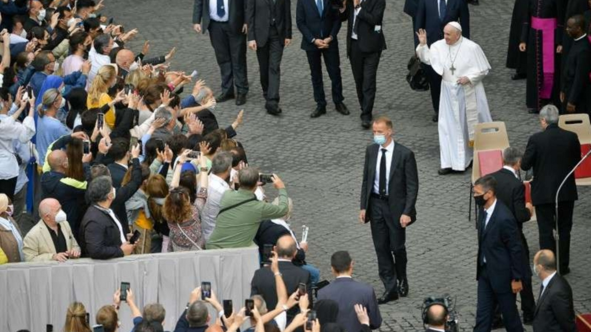 Immagine di Il Papa: non è sana una preghiera che sia aliena dalla vita