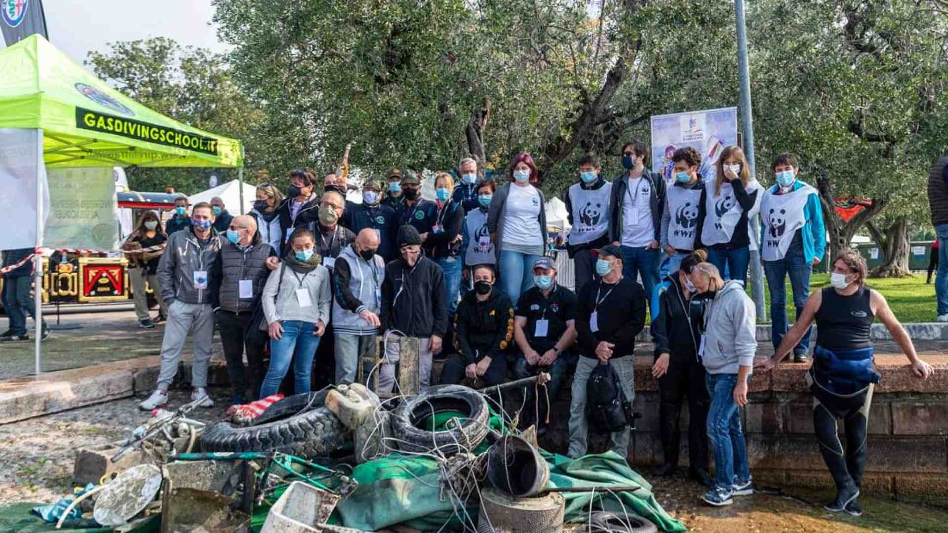 Immagine di A Bardolino gli “spazzini” del lago mettono la muta da subacqueo