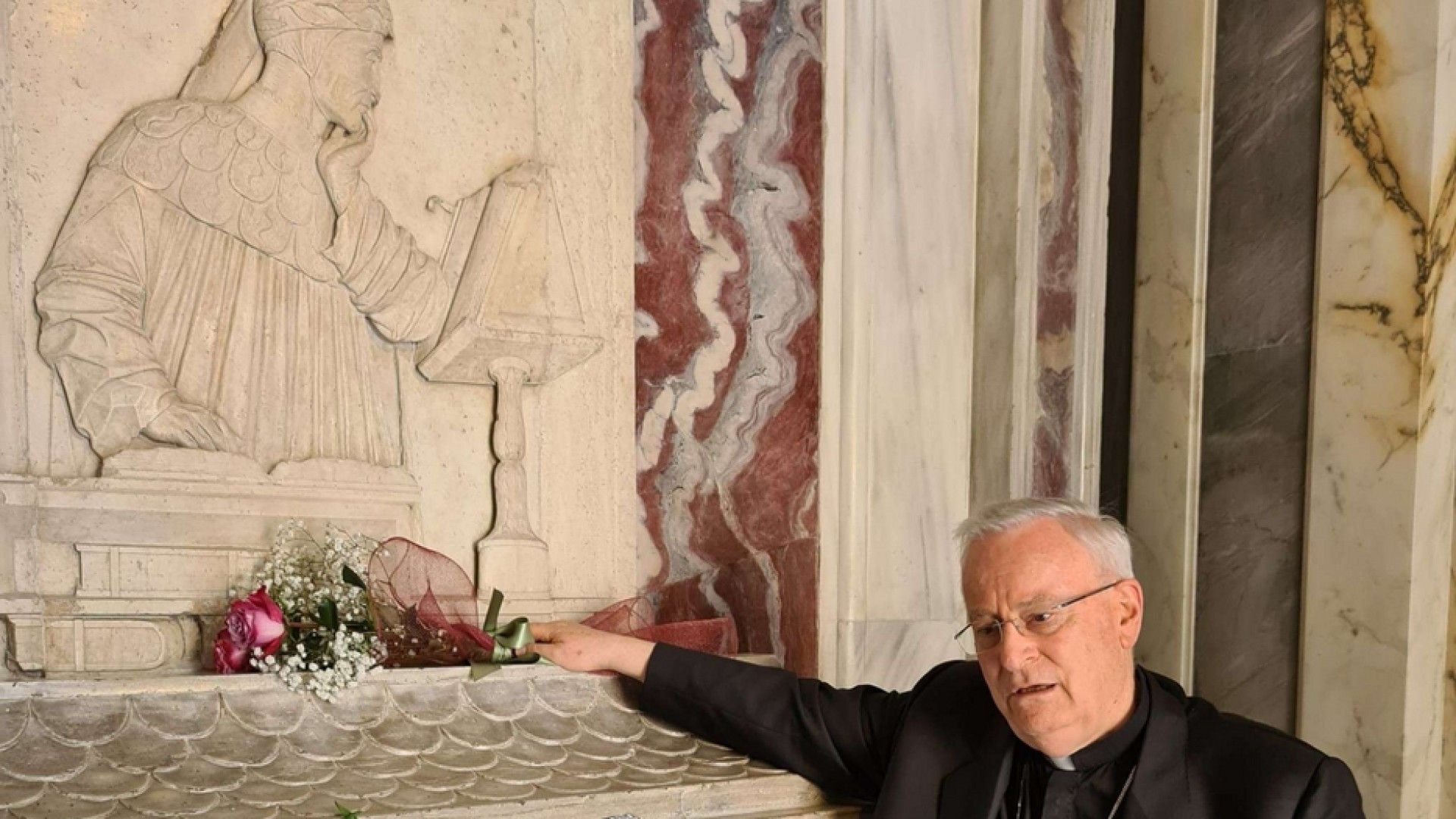Immagine di Il cardinale Bassetti prega sulla tomba di Dante Alighieri