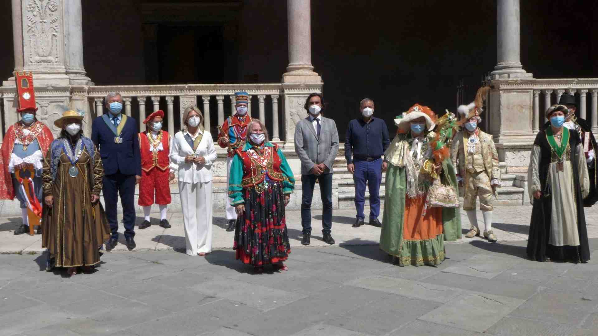 Immagine di Estate in maschera? Non è uno scherzo di Carnevale...