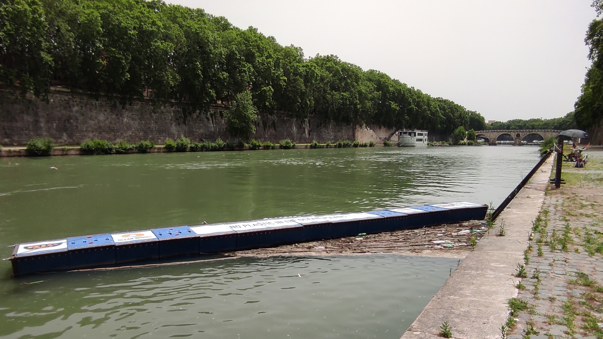 Immagine di Roma, sul Tevere le barriere che salvano il mare dai rifiuti