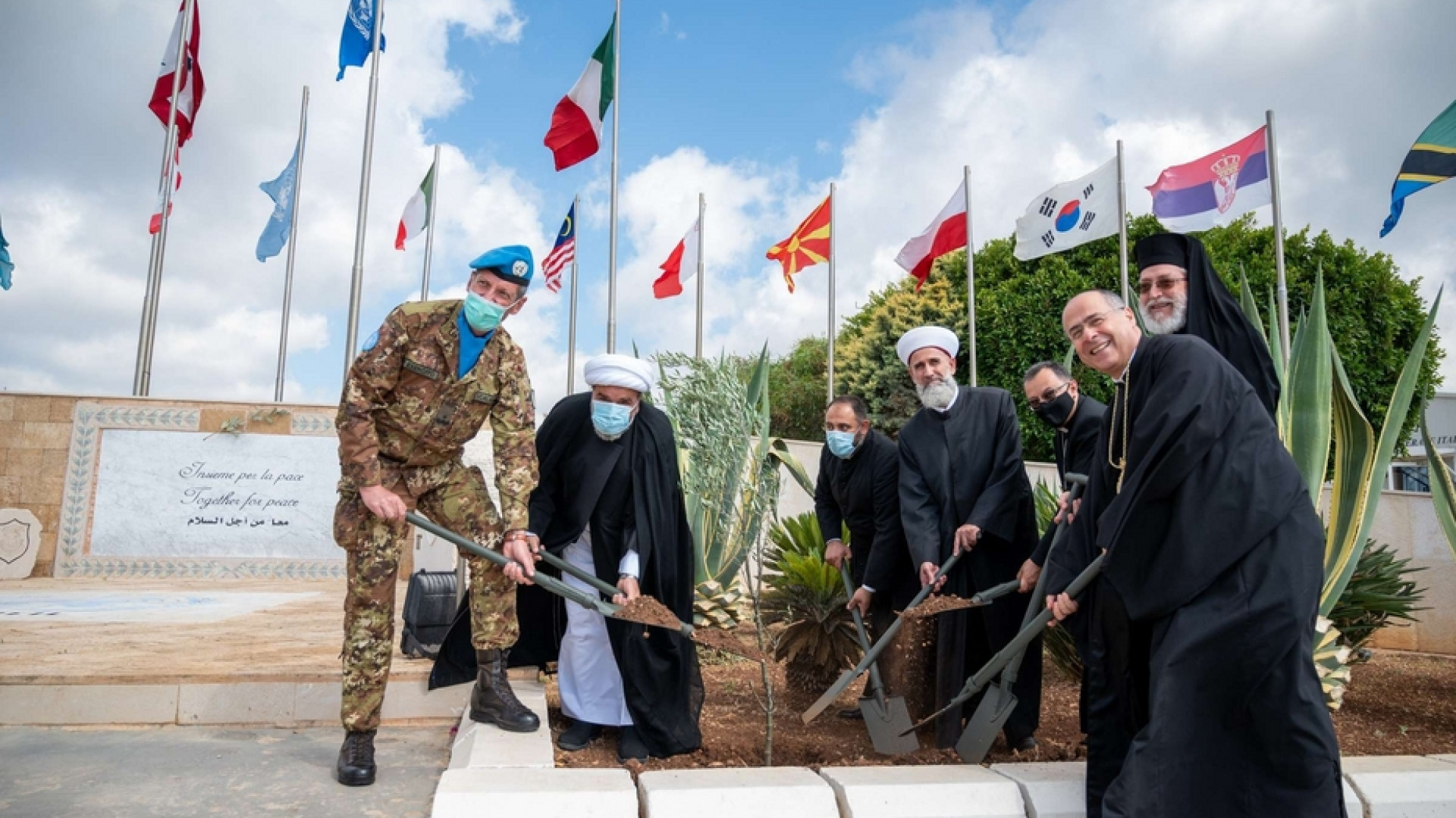 Immagine di Leader religiosi in preghiera per la pace nella base dei caschi blu italiani